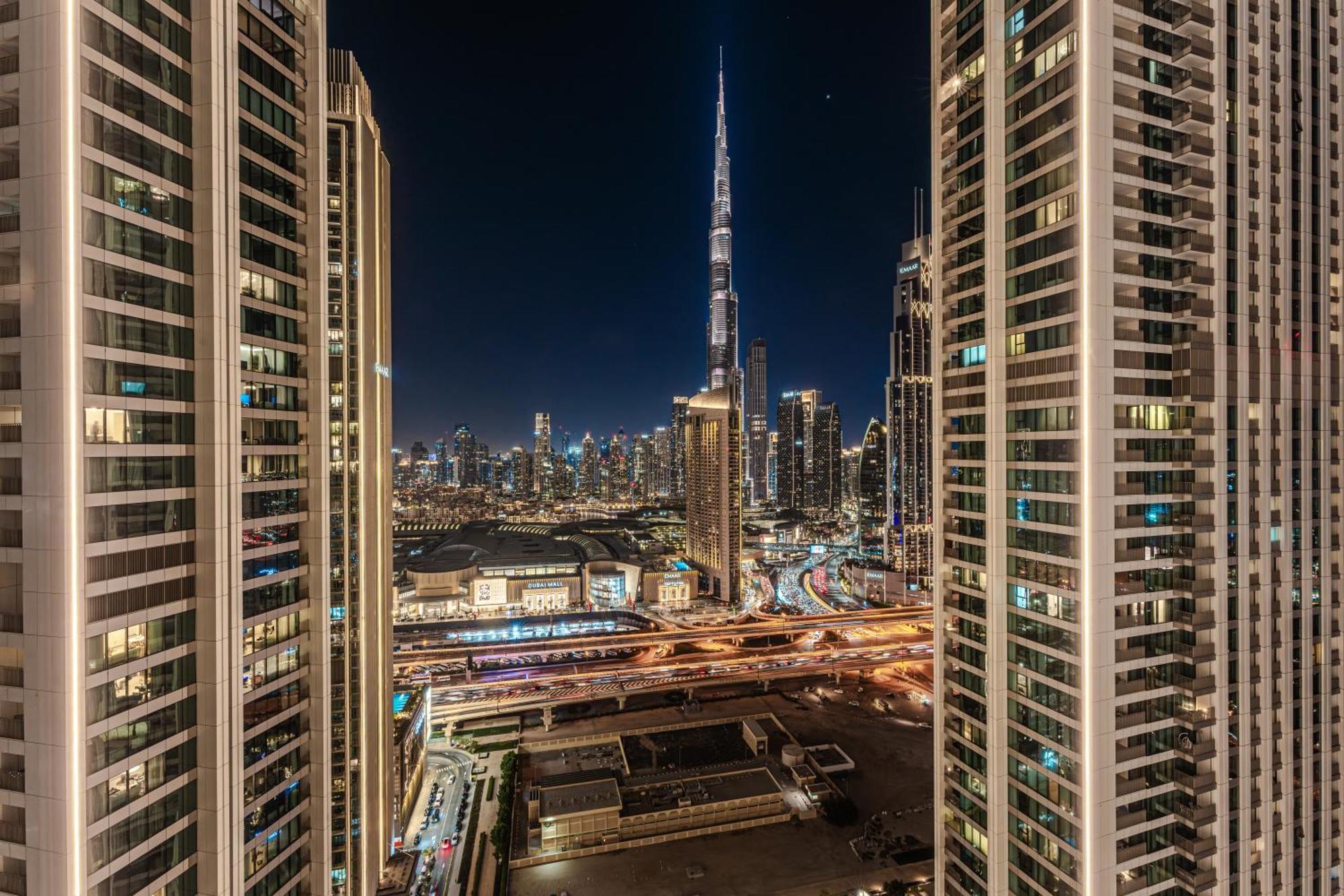 Luxurious 2-br Pool, Gym & Burj Khalifa View Apartment