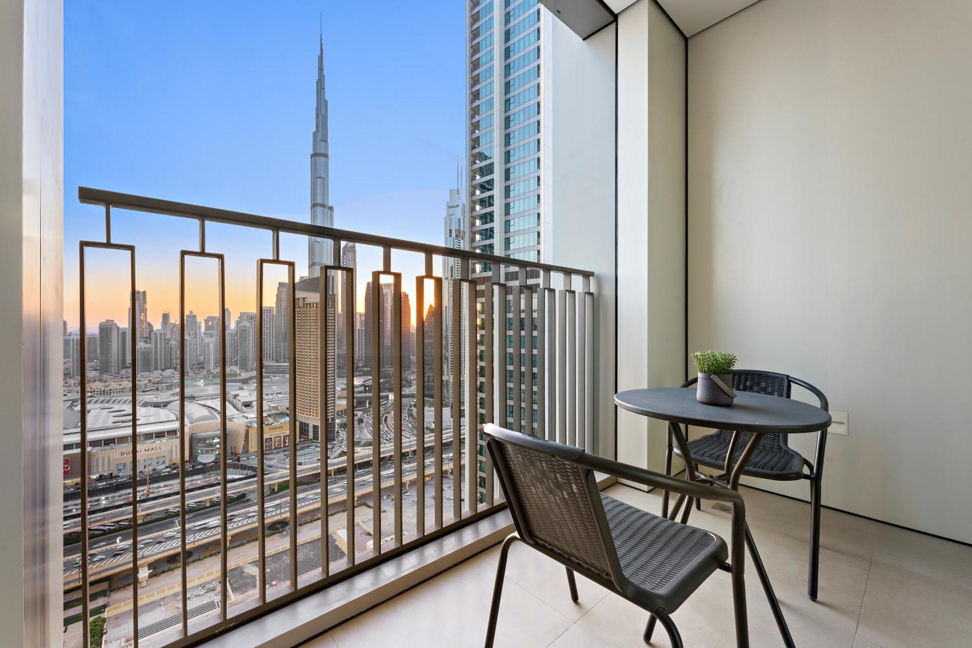 Luxurious 2-br Pool, Gym & Burj Khalifa View * Dubai