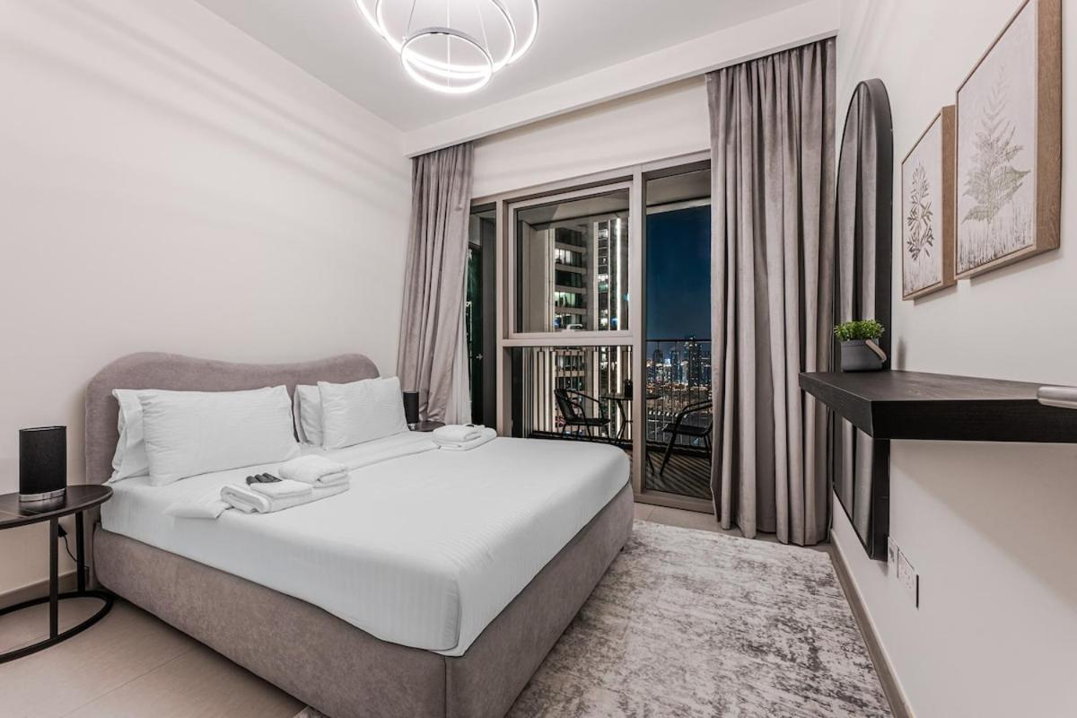 Apartment Luxurious 2-br Pool, Gym & Burj Khalifa View