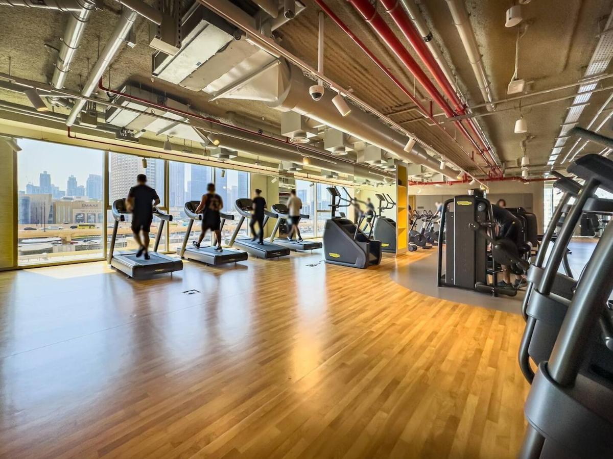 Luxurious 2-br Pool, Gym & Burj Khalifa View Apartment *