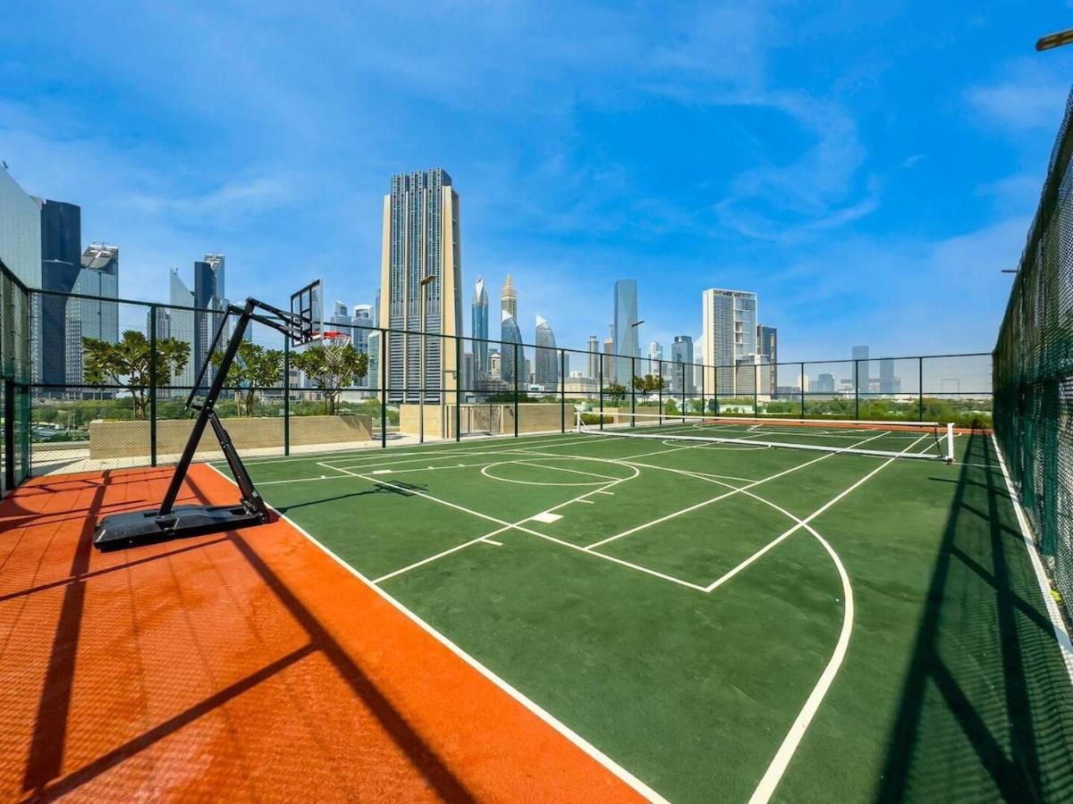 Luxurious 2-br Pool, Gym & Burj Khalifa View Dubai