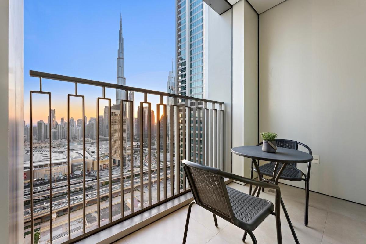 Luxurious 2-br Pool, Gym & Burj Khalifa View Apartment