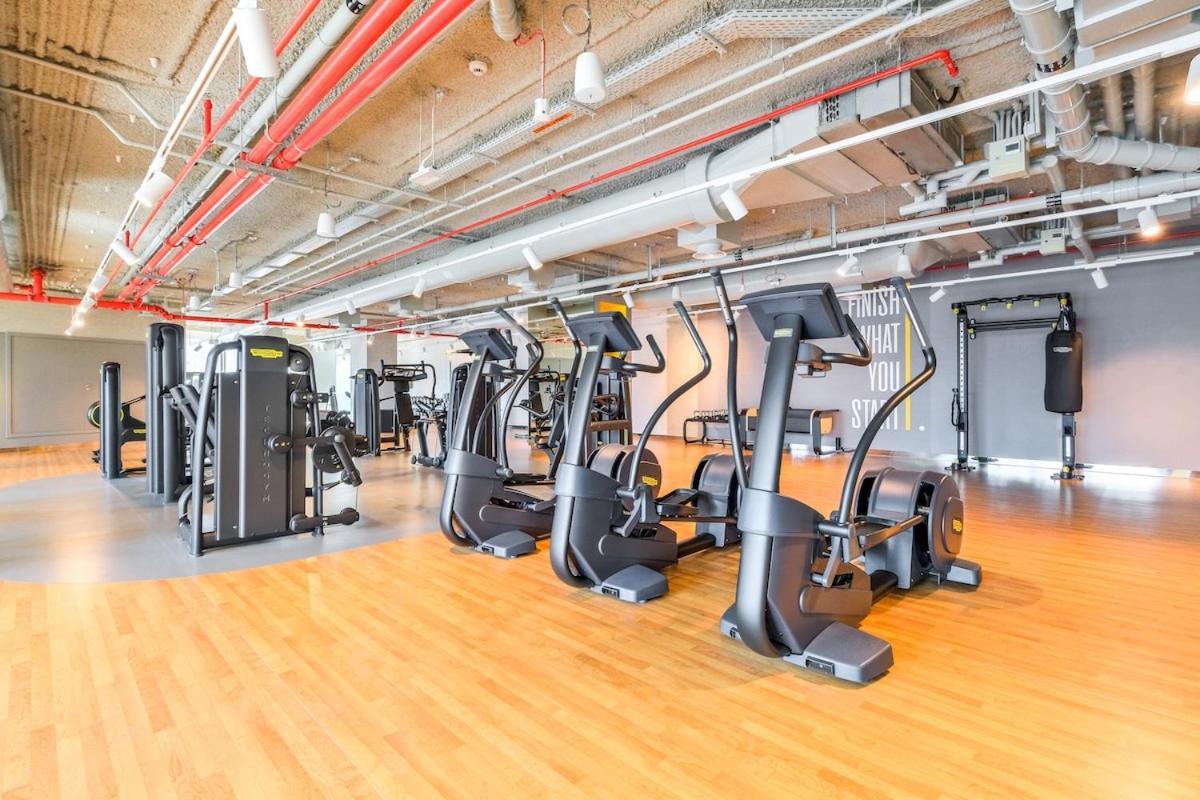 Luxurious 2-br Pool, Gym & Burj Khalifa View *