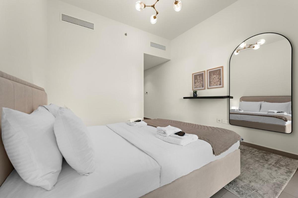 Luxurious 2-br Pool, Gym & Burj Khalifa View Apartment