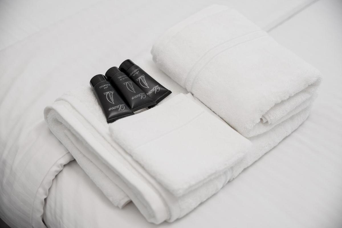 Luxurious 2-br Pool, Gym & Burj Khalifa View Apartment *