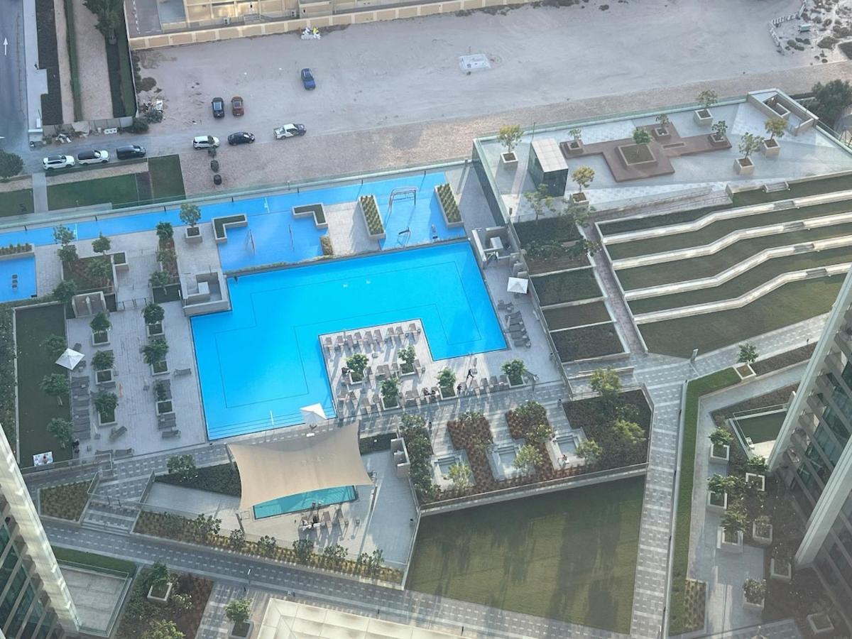 Apartment Luxurious 2-br Pool, Gym & Burj Khalifa View Dubai