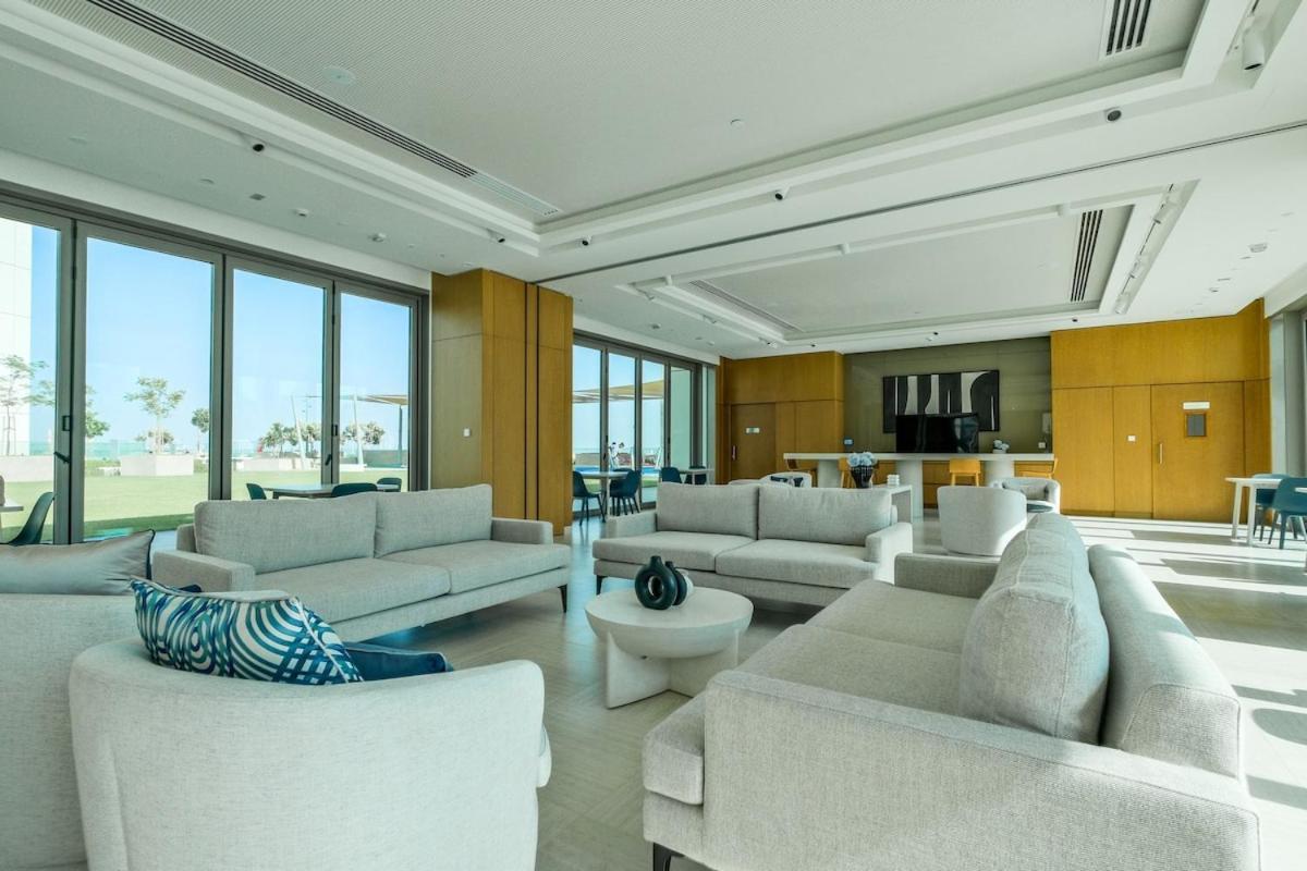 Luxurious 2-br Pool, Gym & Burj Khalifa View *
