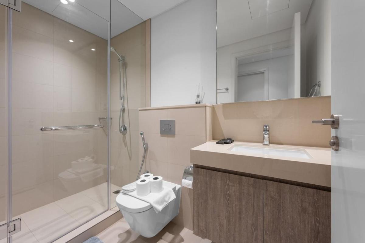 Luxurious 2-br Pool, Gym & Burj Khalifa View Apartment