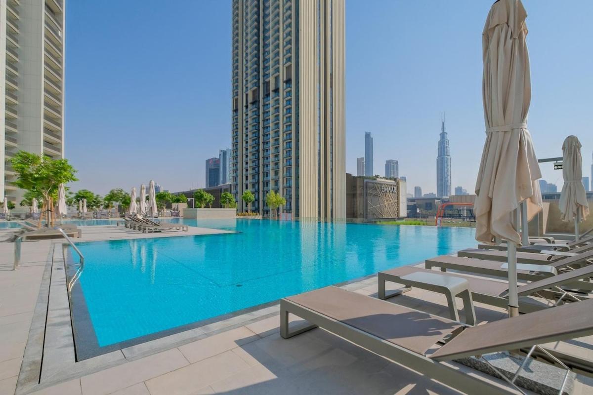 Luxurious 2-br Pool, Gym & Burj Khalifa View Apartment *