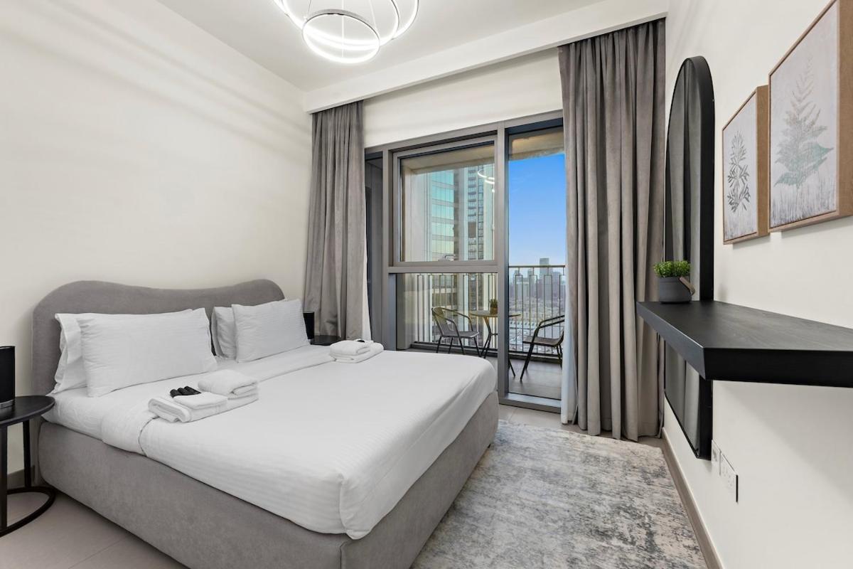 Luxurious 2-br Pool, Gym & Burj Khalifa View Apartment Dubai