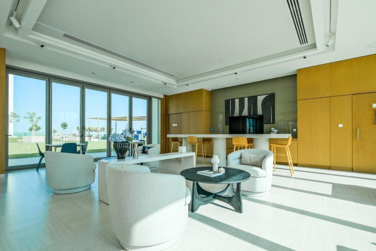 Luxurious 2-br Pool, Gym & Burj Khalifa View *
