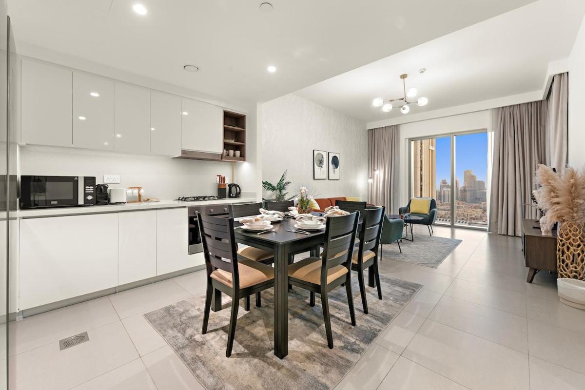 Luxurious 2-br Pool, Gym & Burj Khalifa View Apartment *