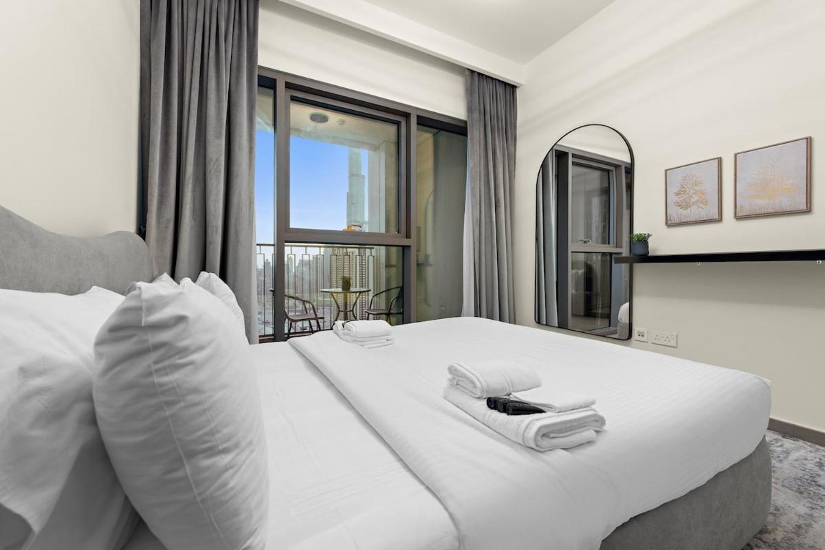 Apartment Luxurious 2-br Pool, Gym & Burj Khalifa View *