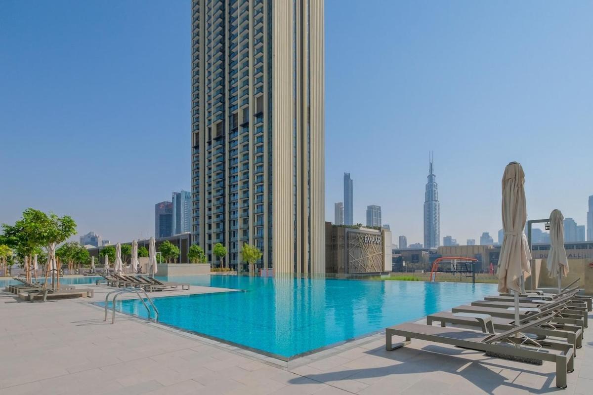 Luxurious 2-br Pool, Gym & Burj Khalifa View Dubai