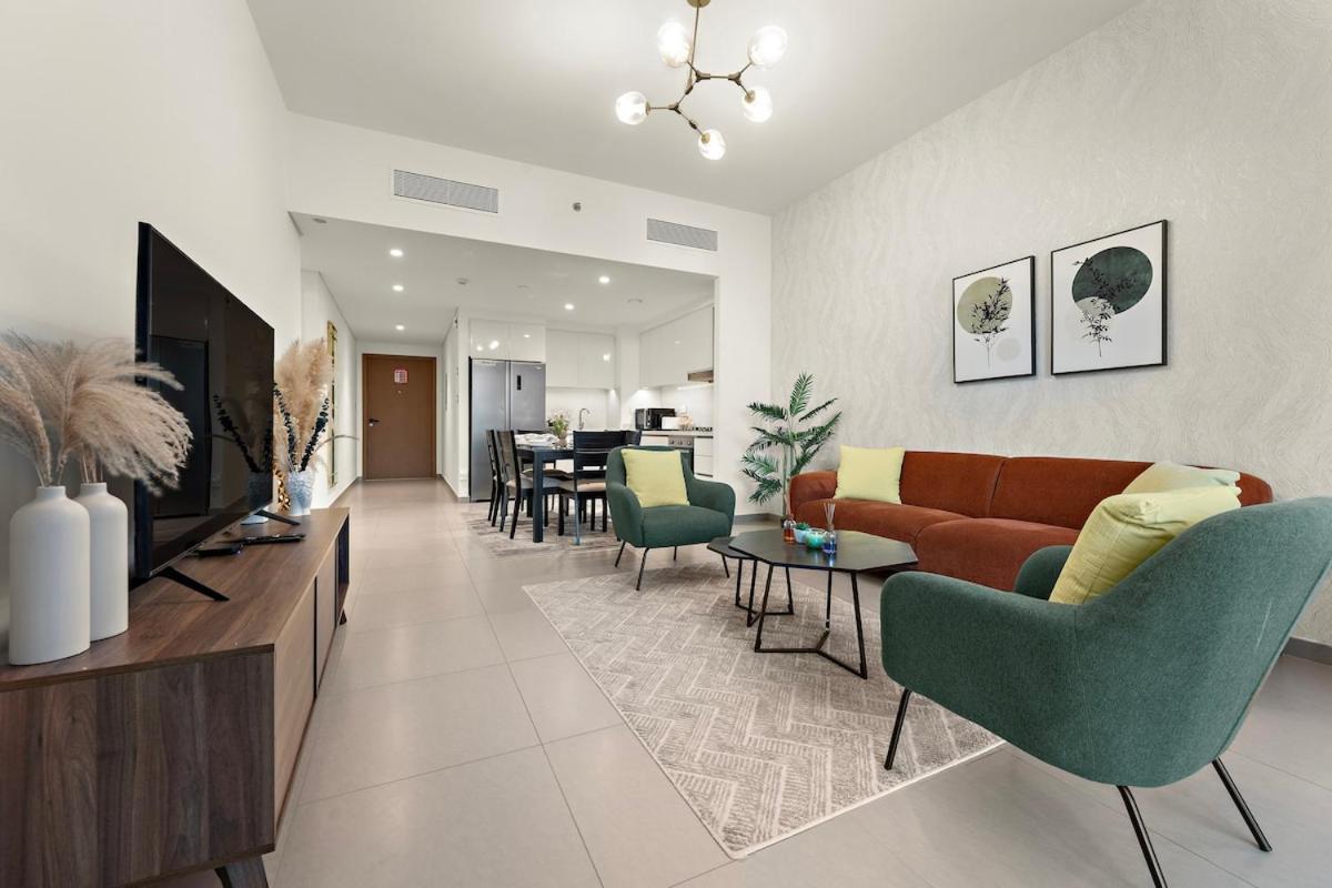 Luxurious 2-br Pool, Gym & Burj Khalifa View Apartment Dubai