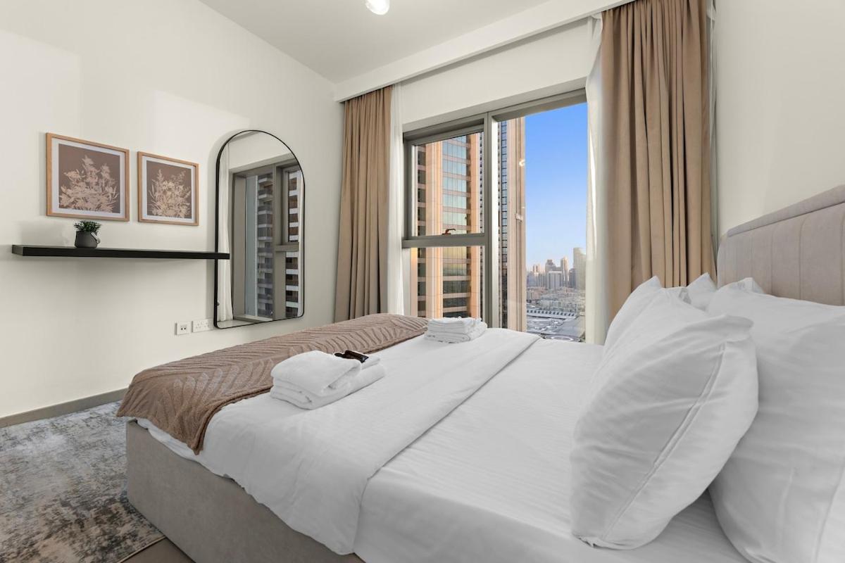 Luxurious 2-br Pool, Gym & Burj Khalifa View