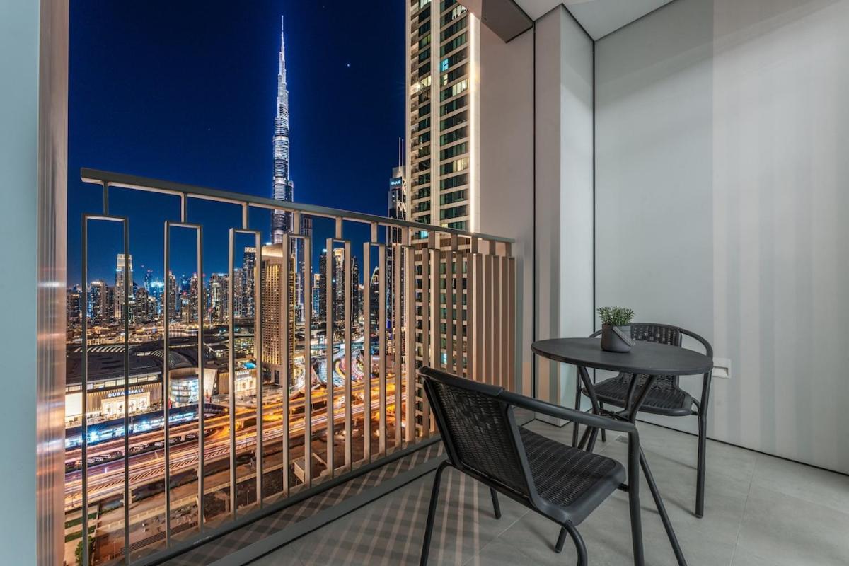 Luxurious 2-br Pool, Gym & Burj Khalifa View Apartment *