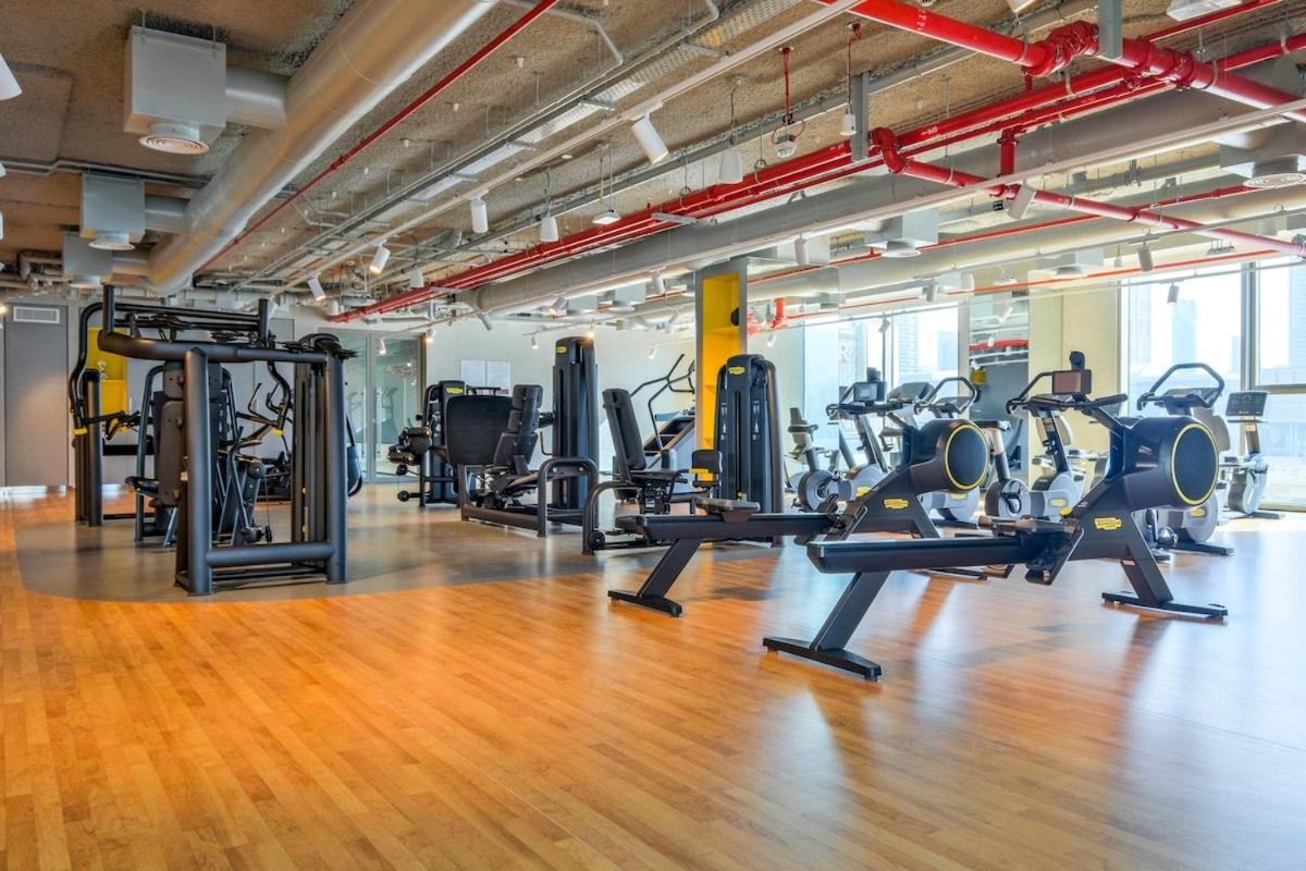 Luxurious 2-br Pool, Gym & Burj Khalifa View Apartment Dubai