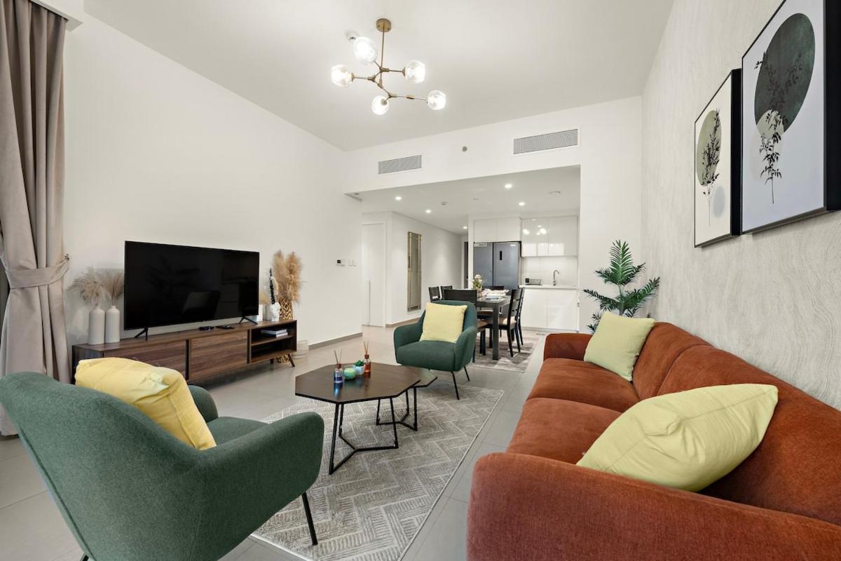 Luxurious 2-br Pool, Gym & Burj Khalifa View Apartment Dubai