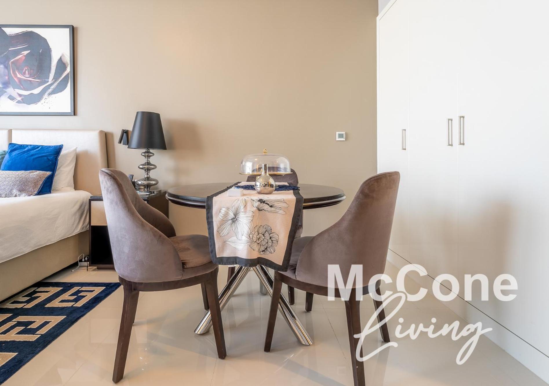 Stylish With Pool View & Free Parking Apartment