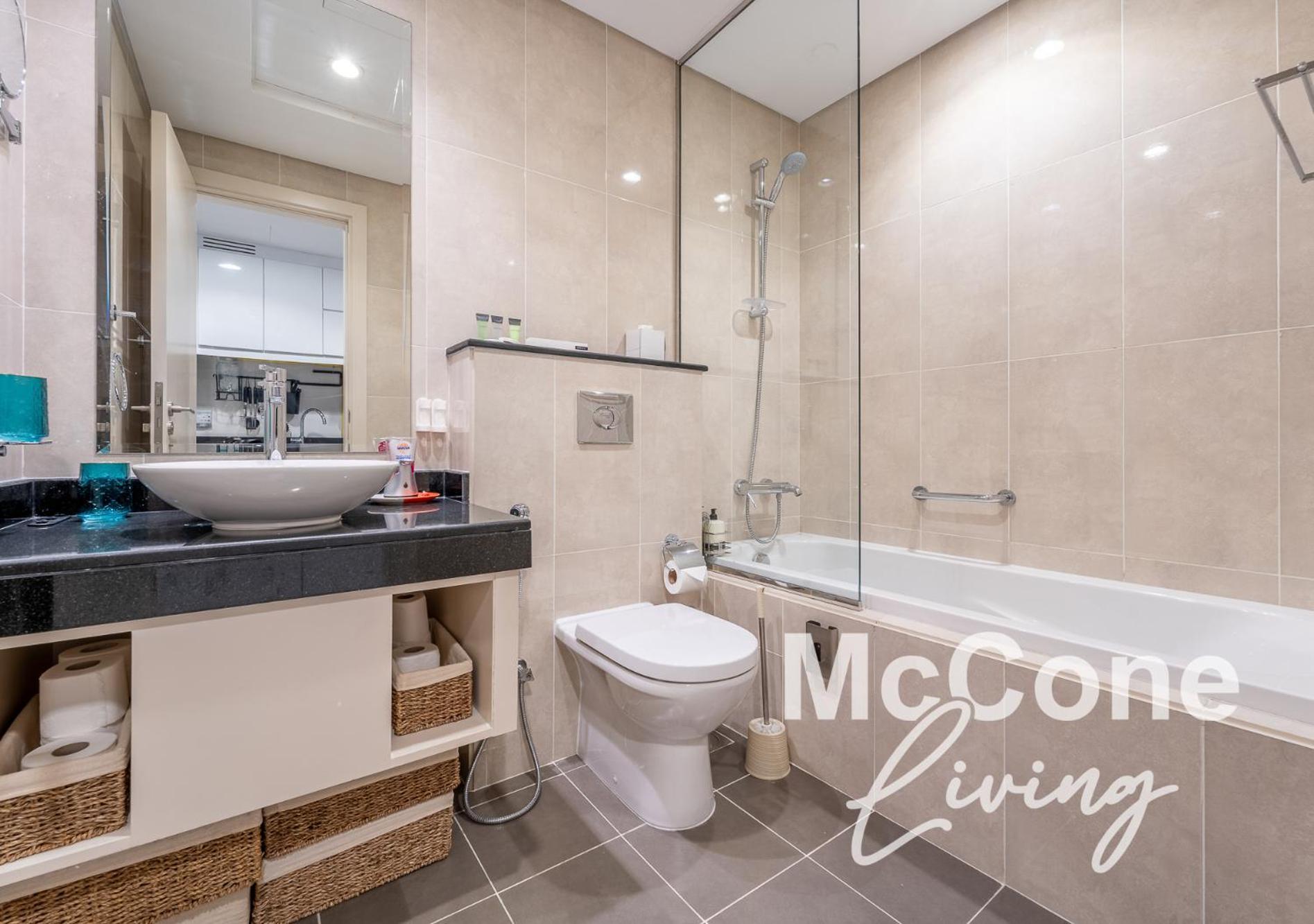Stylish With Pool View & Free Parking *
