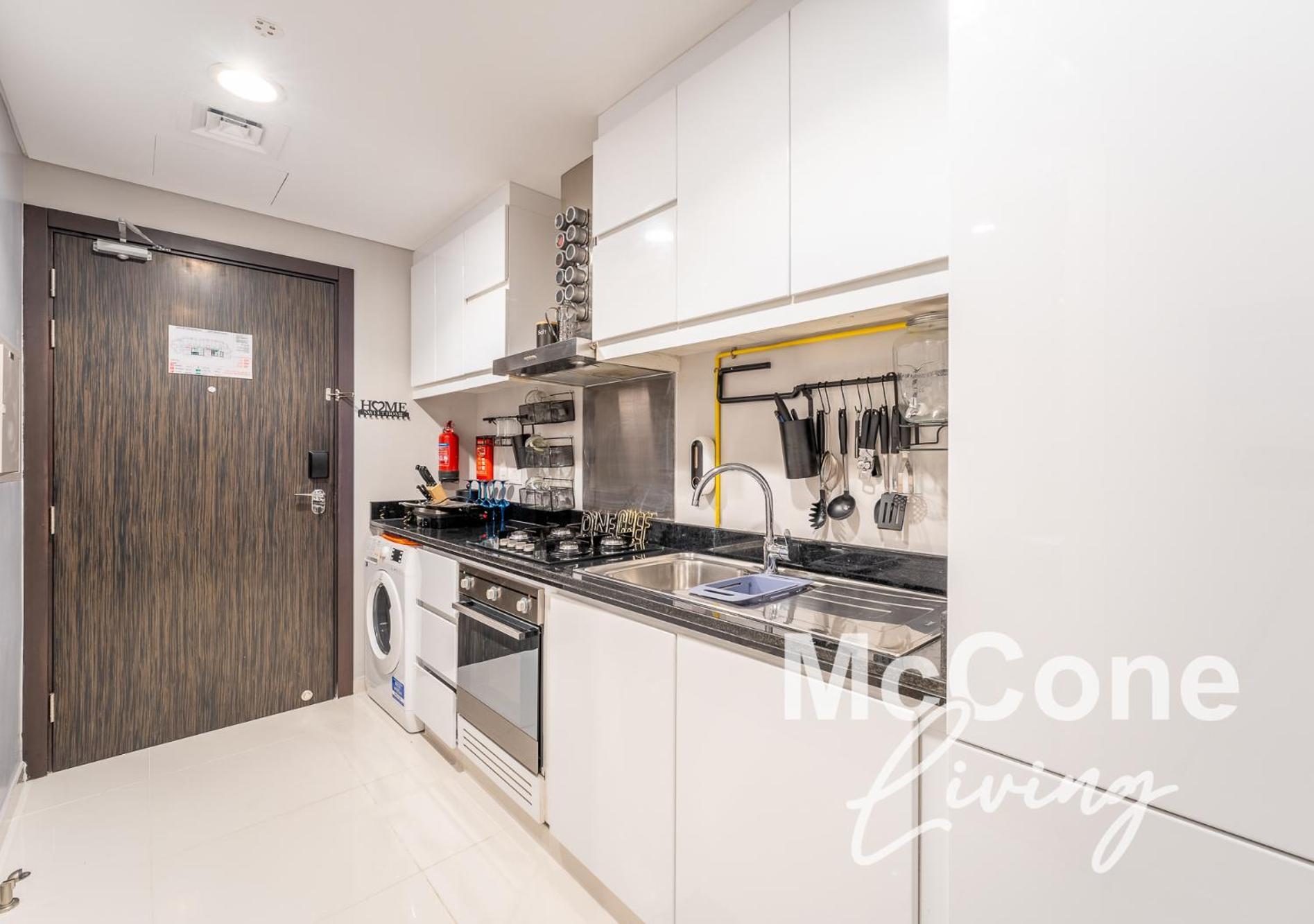 Stylish With Pool View & Free Parking * Dubai