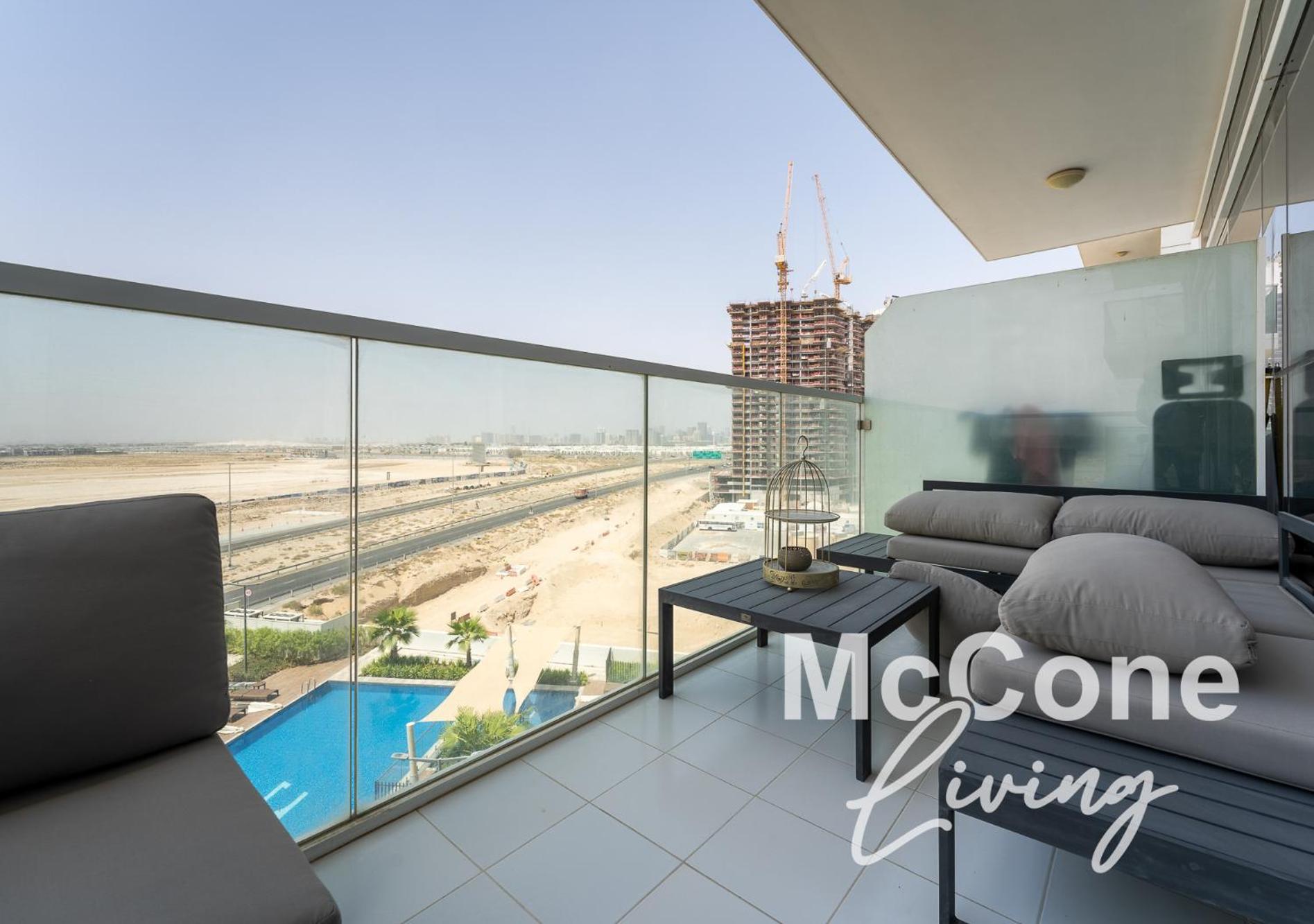 Stylish With Pool View & Free Parking Apartment