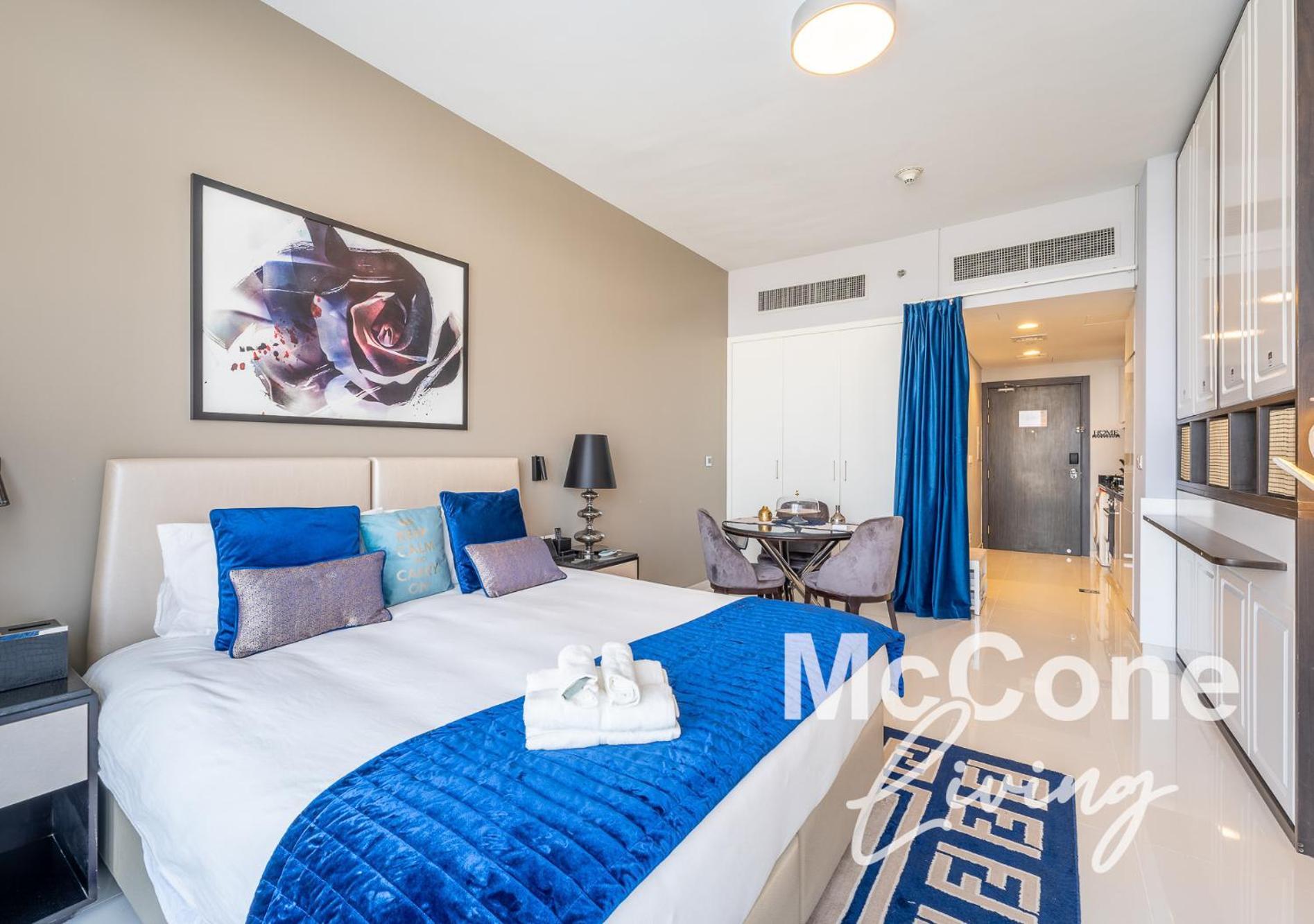 Apartment Stylish With Pool View & Free Parking *