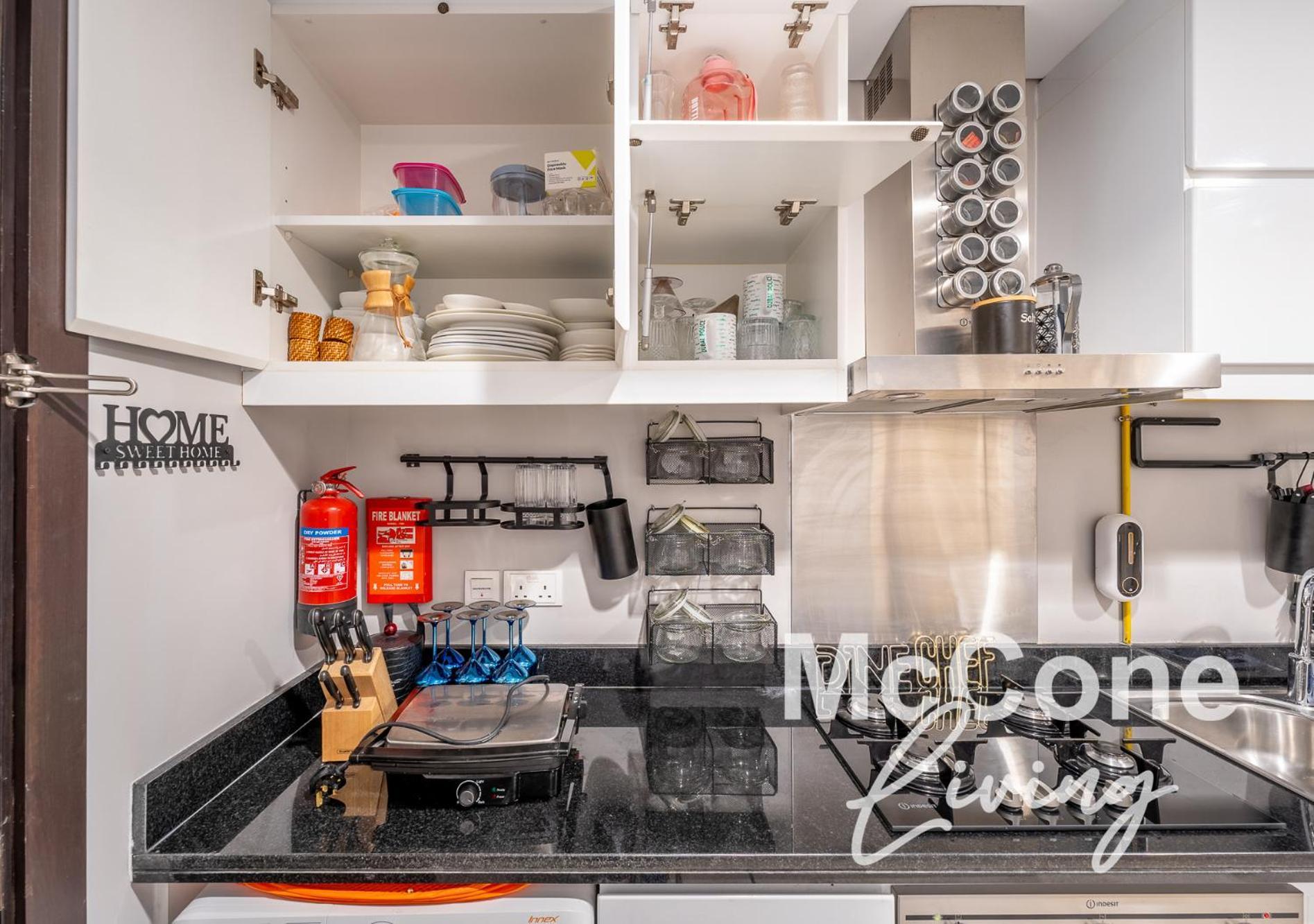 Stylish With Pool View & Free Parking Apartment *