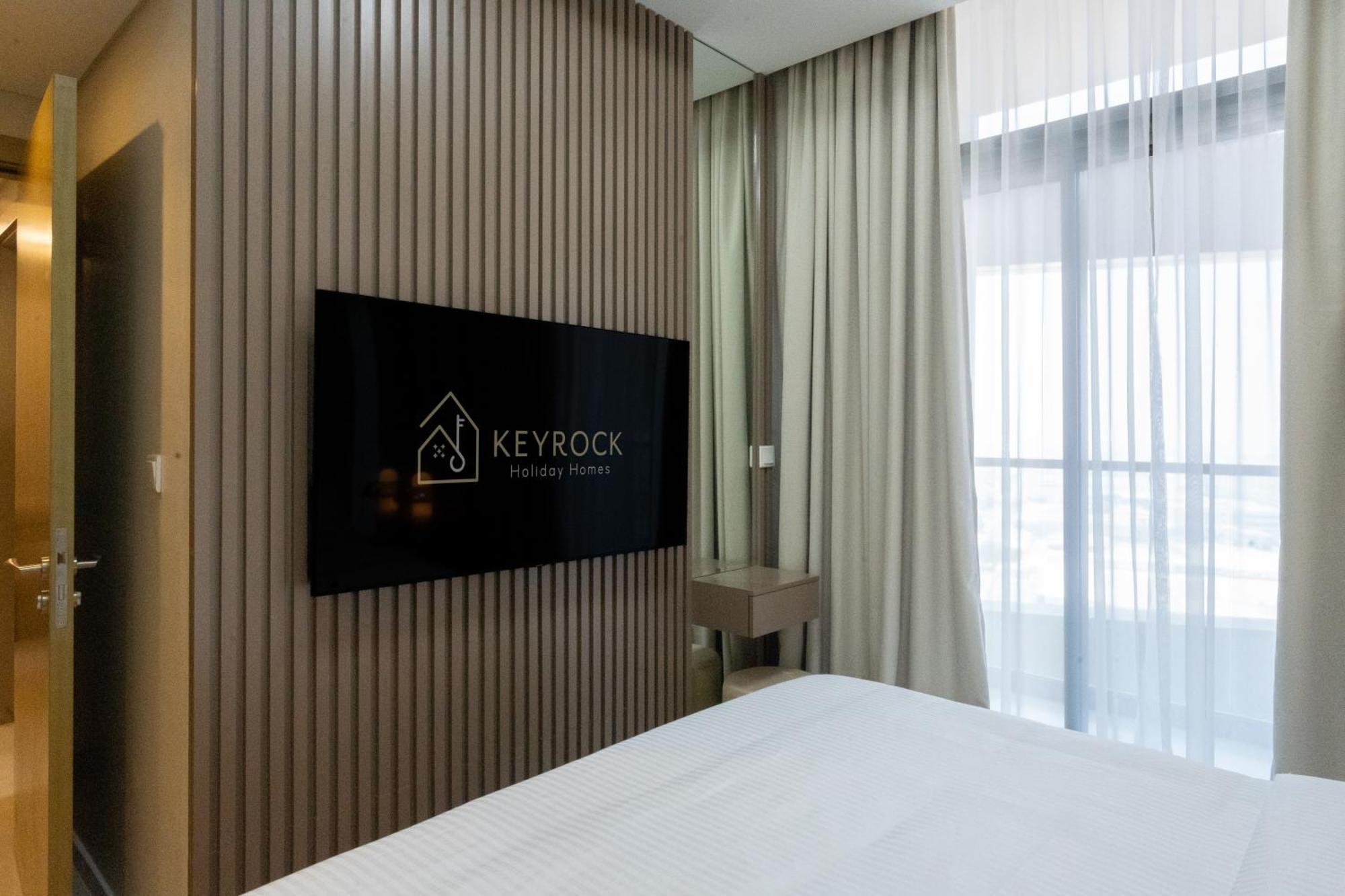 Keyrock Living - Stylish With Pool & Gym Apartment Dubai