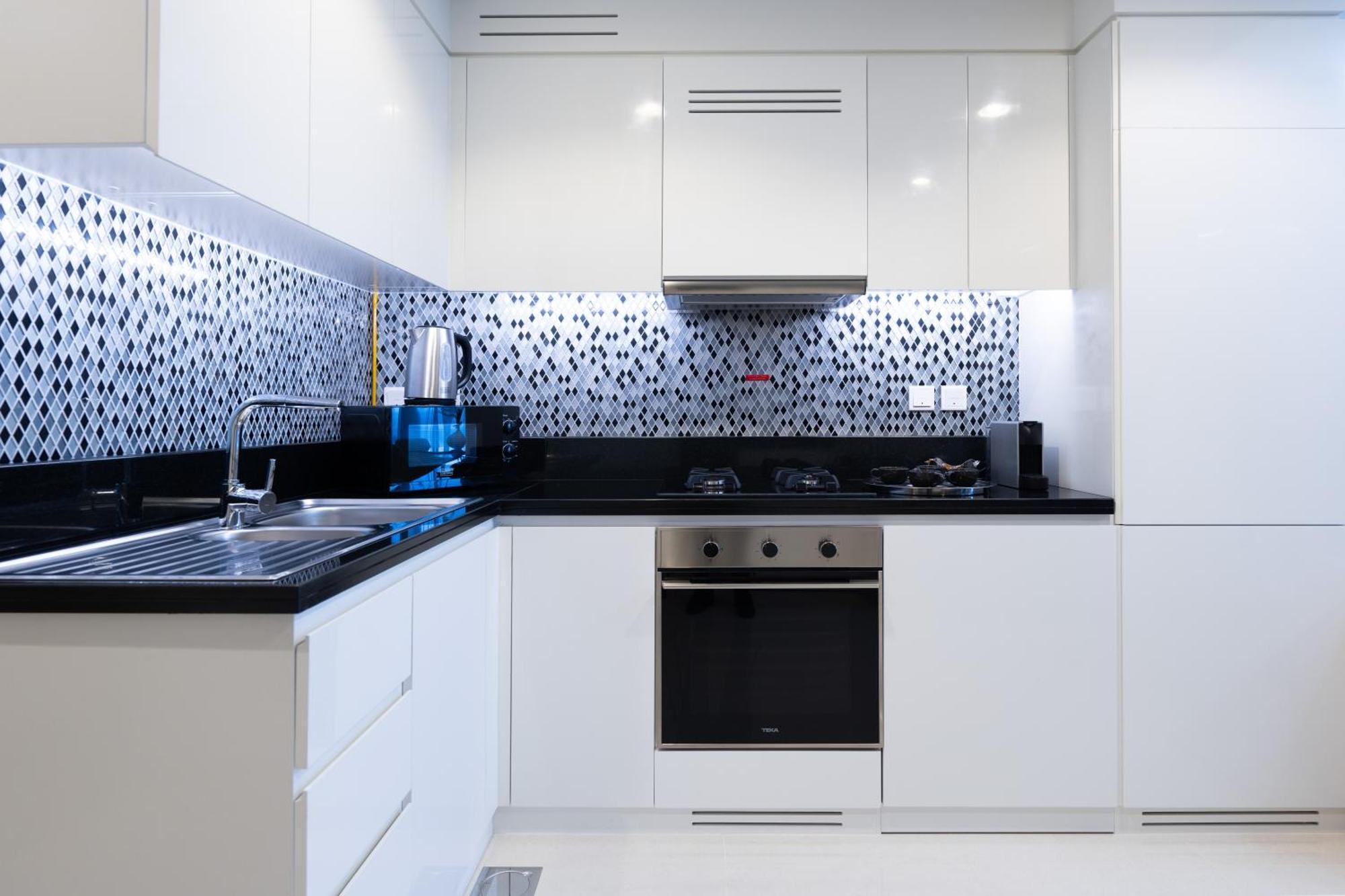 Keyrock Living - Stylish With Pool & Gym Apartment