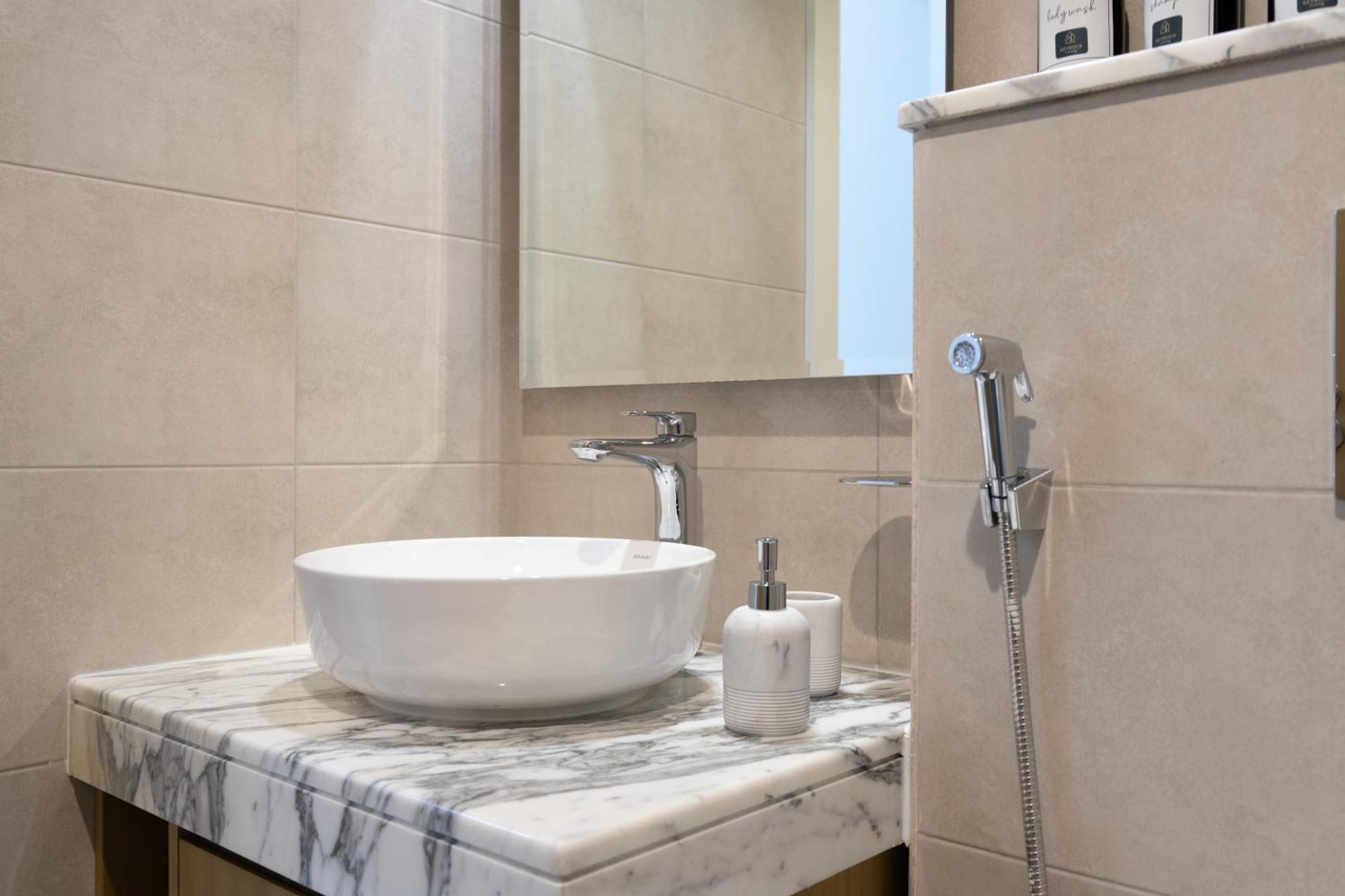 Keyrock Living - Stylish With Pool & Gym Apartment