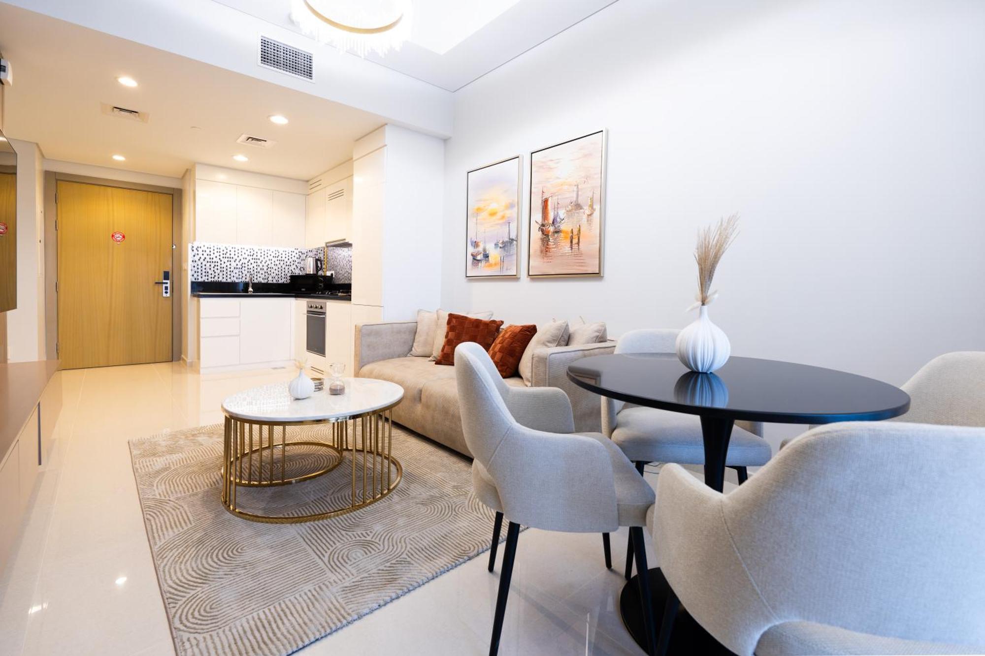 Keyrock Living - Stylish With Pool & Gym Apartment *