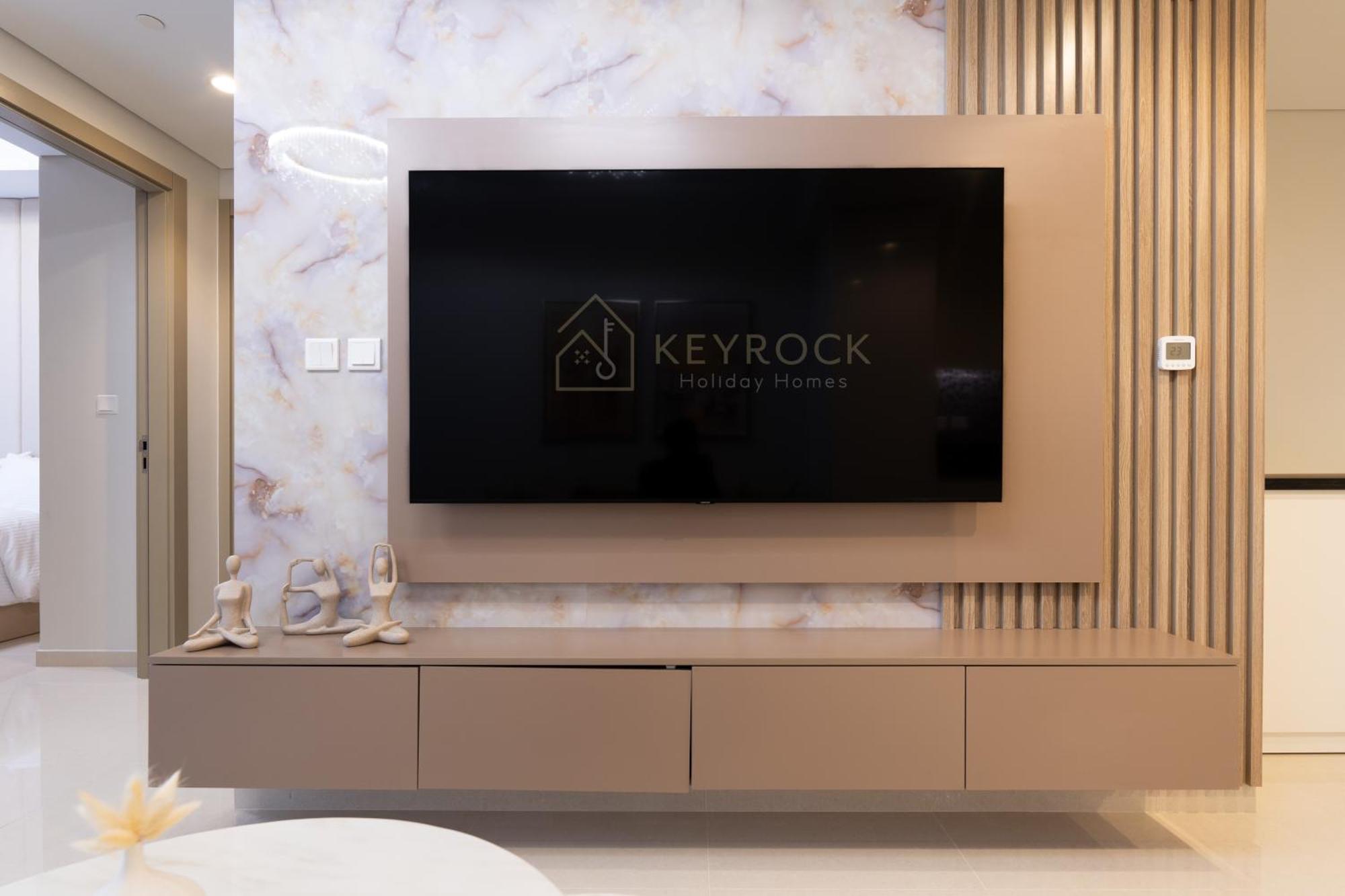 Keyrock Living - Stylish With Pool & Gym Apartment