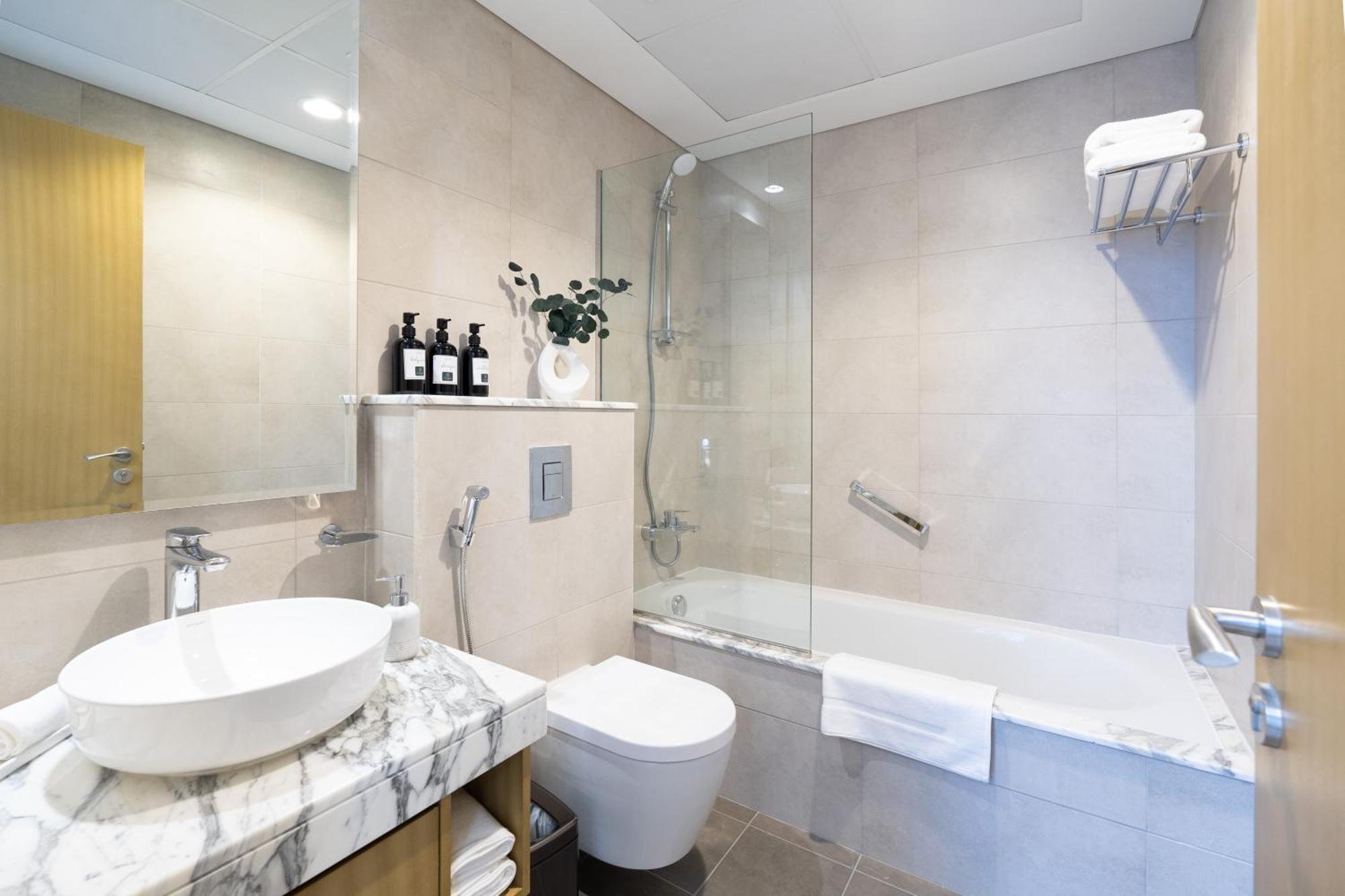 Keyrock Living - Stylish With Pool & Gym Apartment Dubai