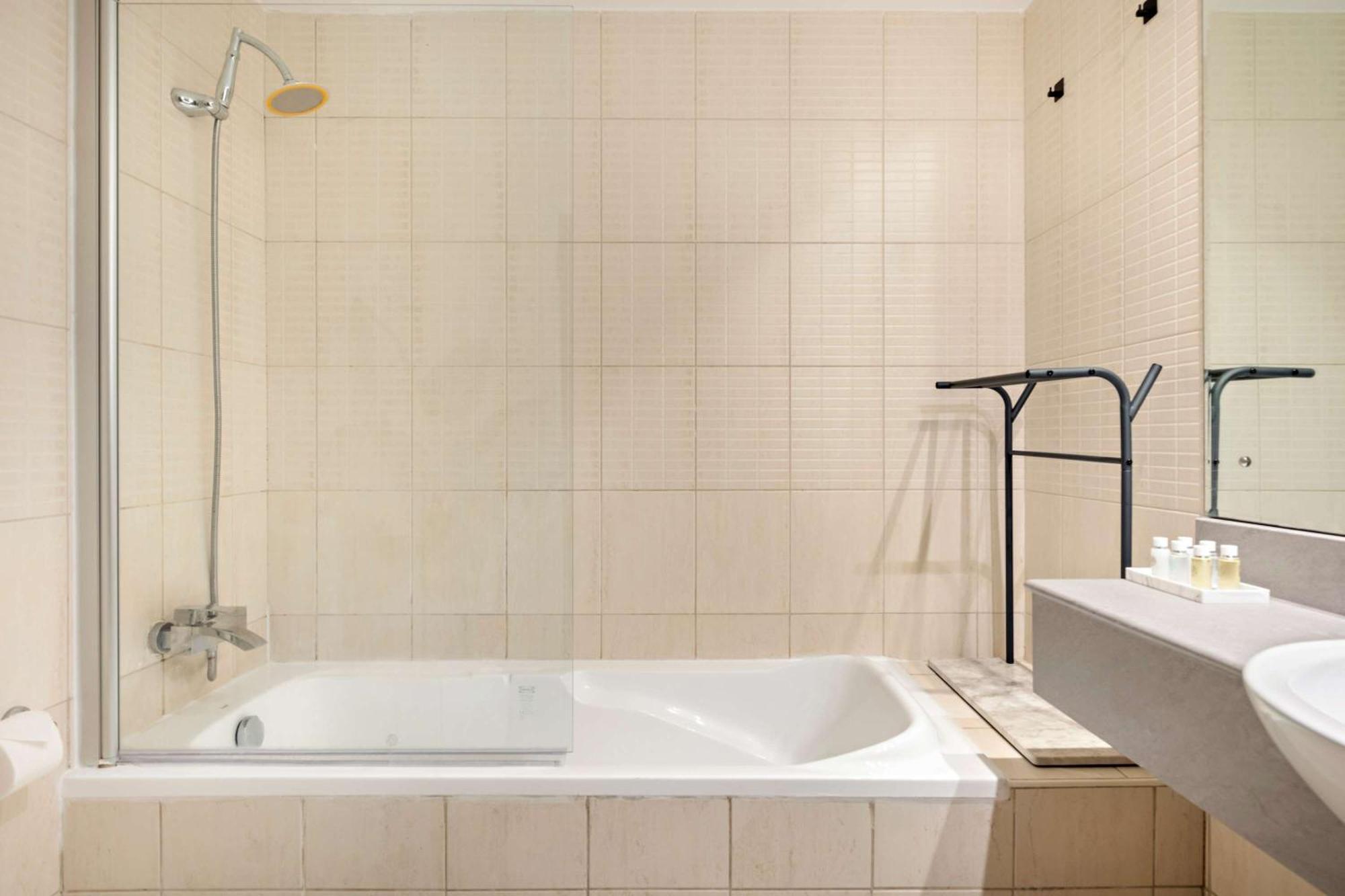 Silkhaus Modern 1bdr Near Almas In East *