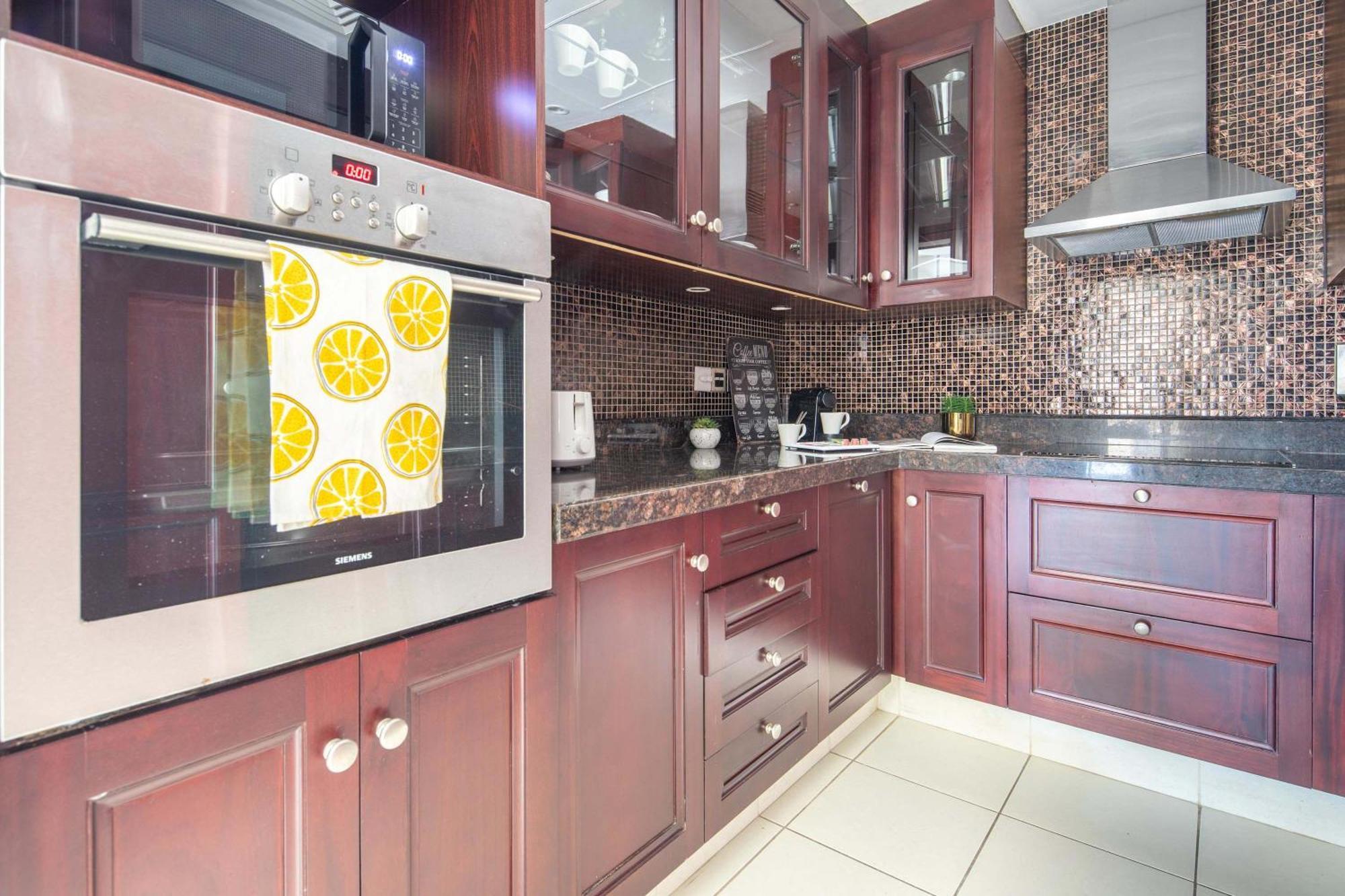 Frank Porter - Yansoon 5 Apartment