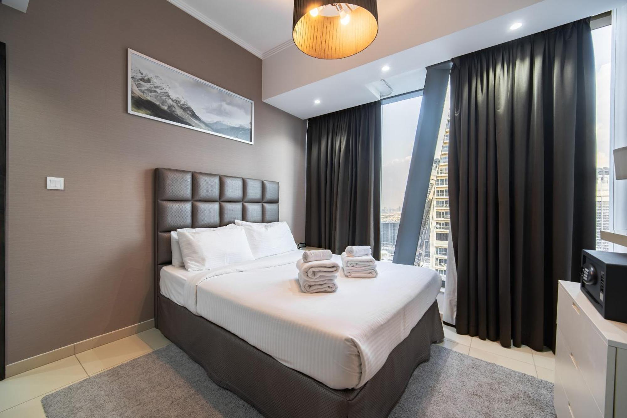 Apartment Silverene Tower, 28th-floor Marina View, Walk To Dubai