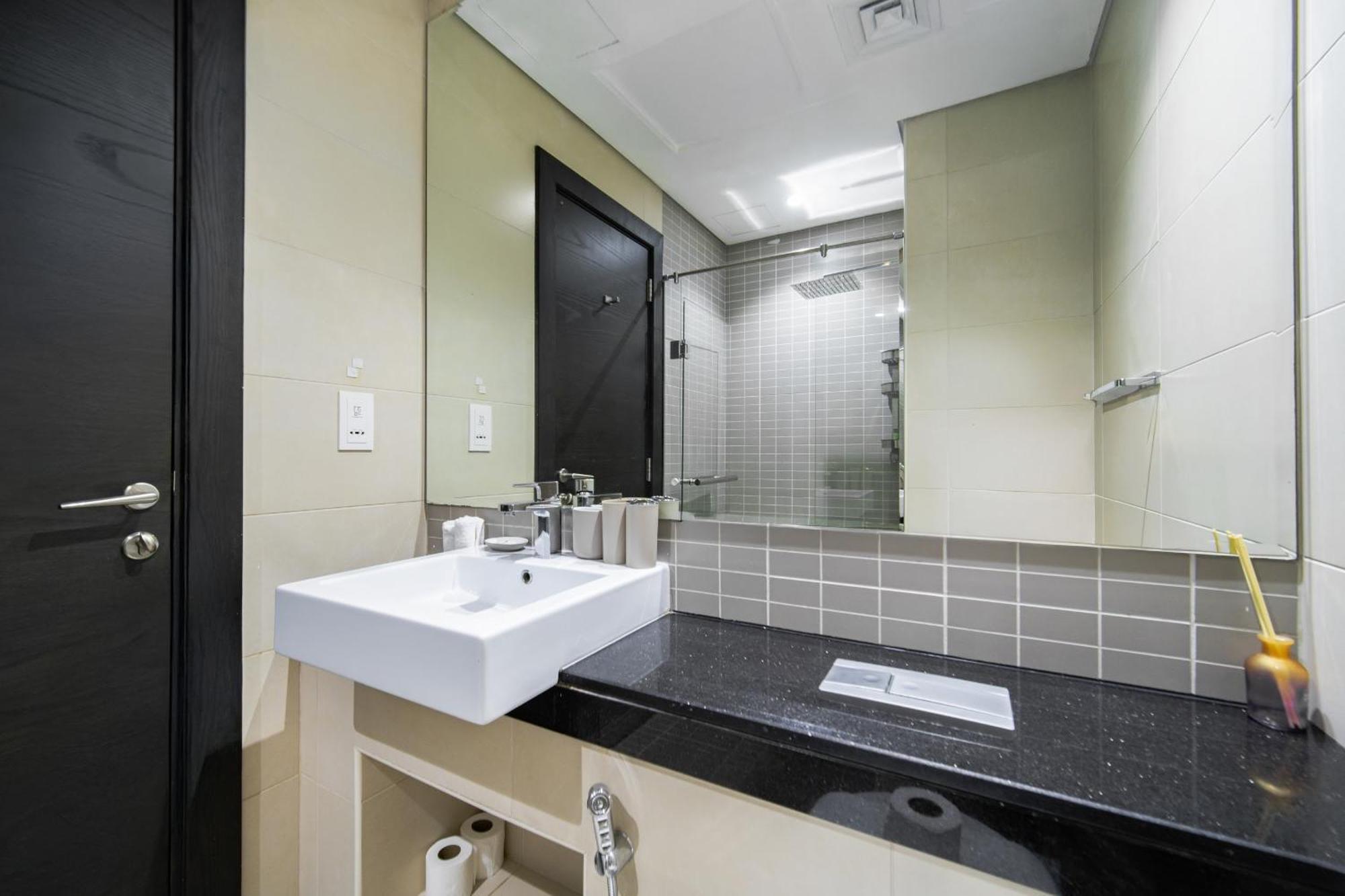 Apartment Silverene Tower, 28th-floor Marina View, Walk To *
