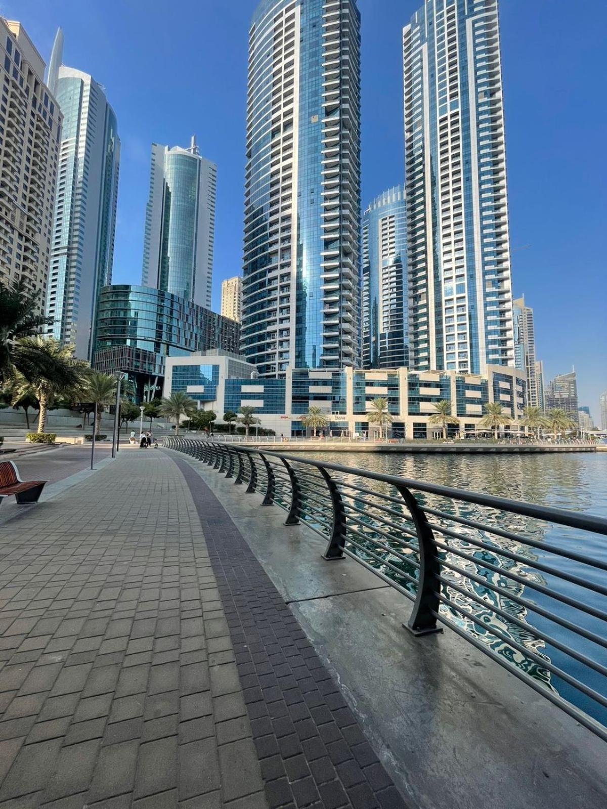 & View In The Center Of Marina Apartment