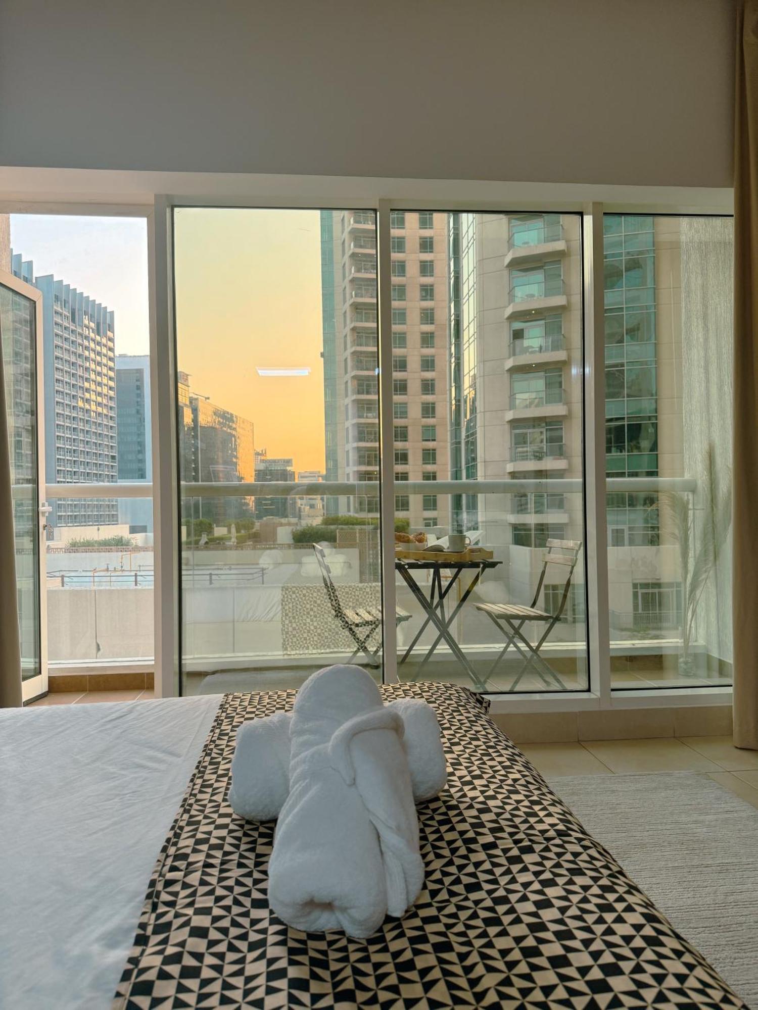5 Minutes Walk To Mall And Burj Khalifa *