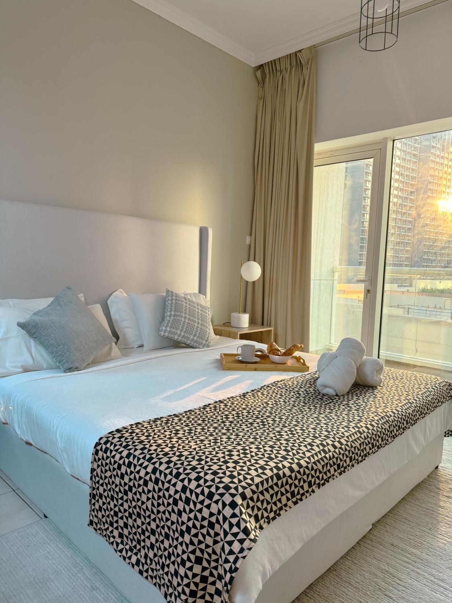 5 Minutes Walk To Mall And Burj Khalifa Apartment *