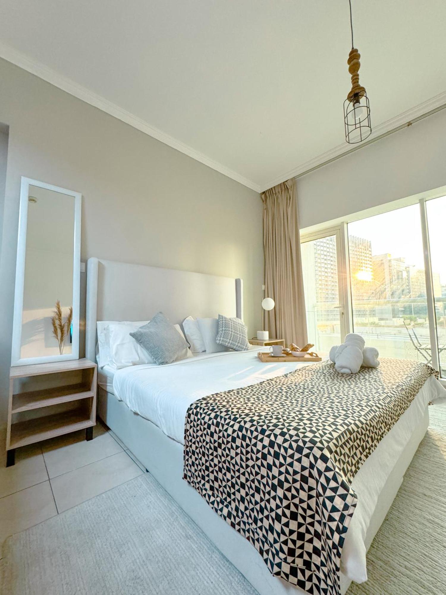 5 Minutes Walk To Mall And Burj Khalifa Apartment *