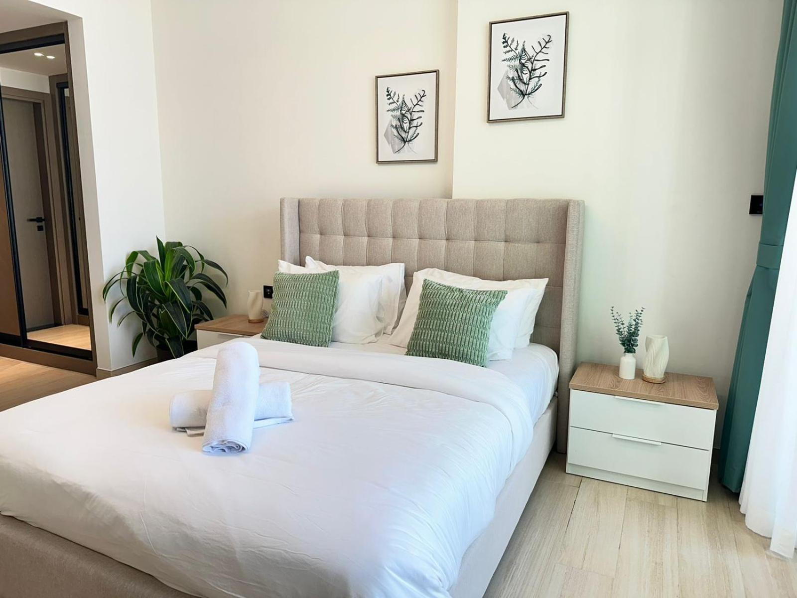 Apartment Brand New 2-bedroom With Balcony *