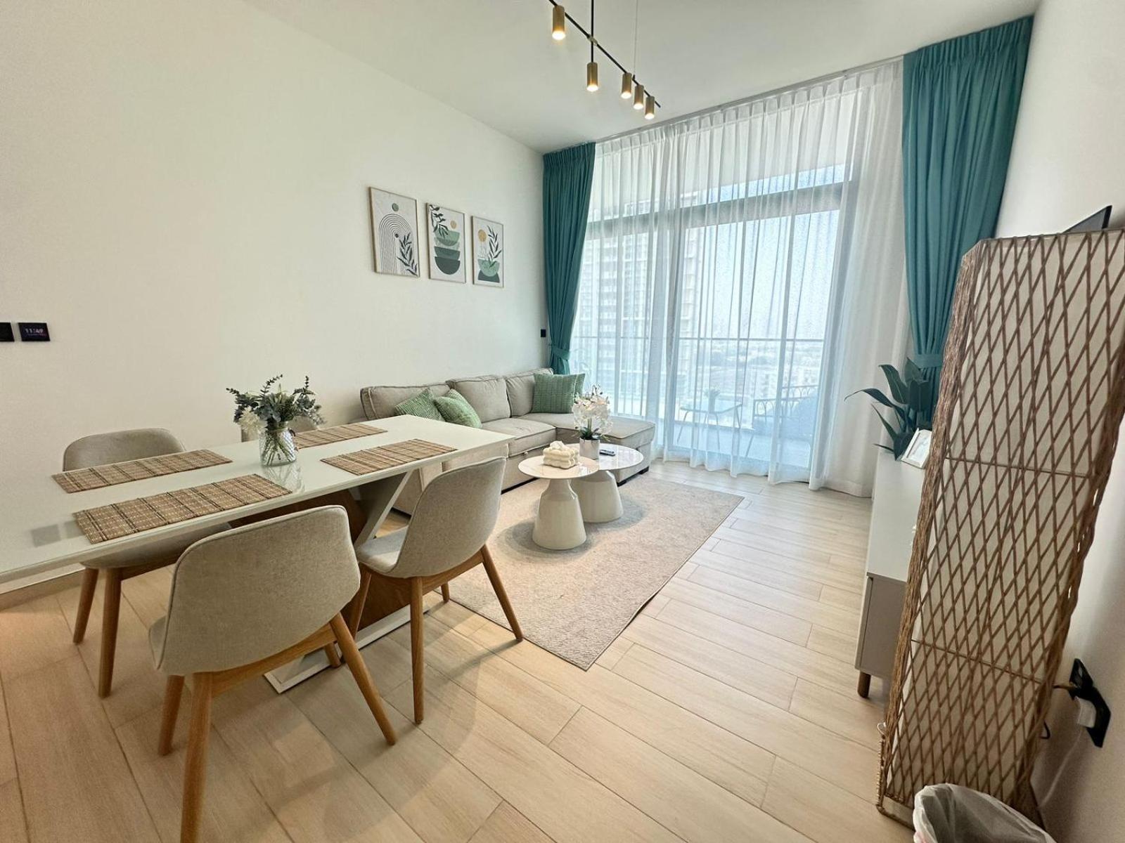 Apartment Brand New 2-bedroom With Balcony *