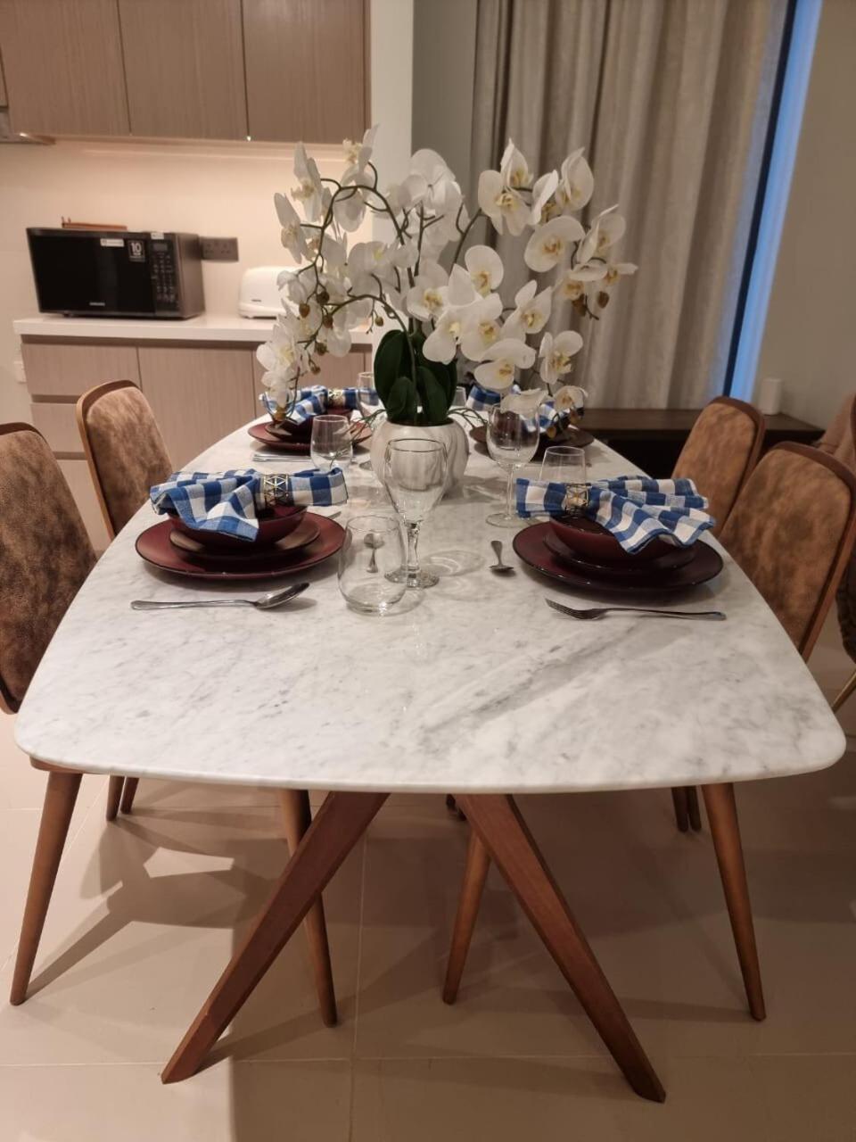 Luxury 2 Bedroom Act 1 Apartment