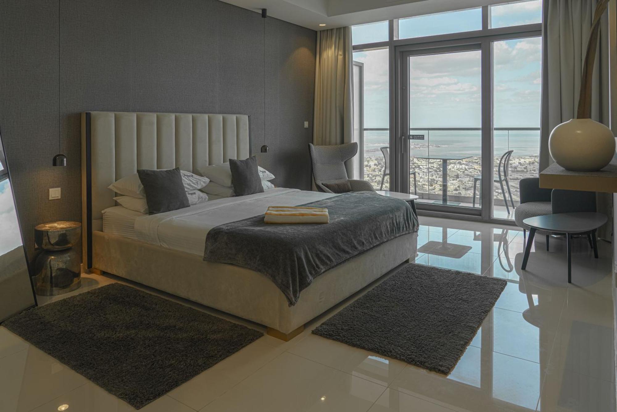 Apartment Paramount Tower And Residences With Infinity Sky Pool