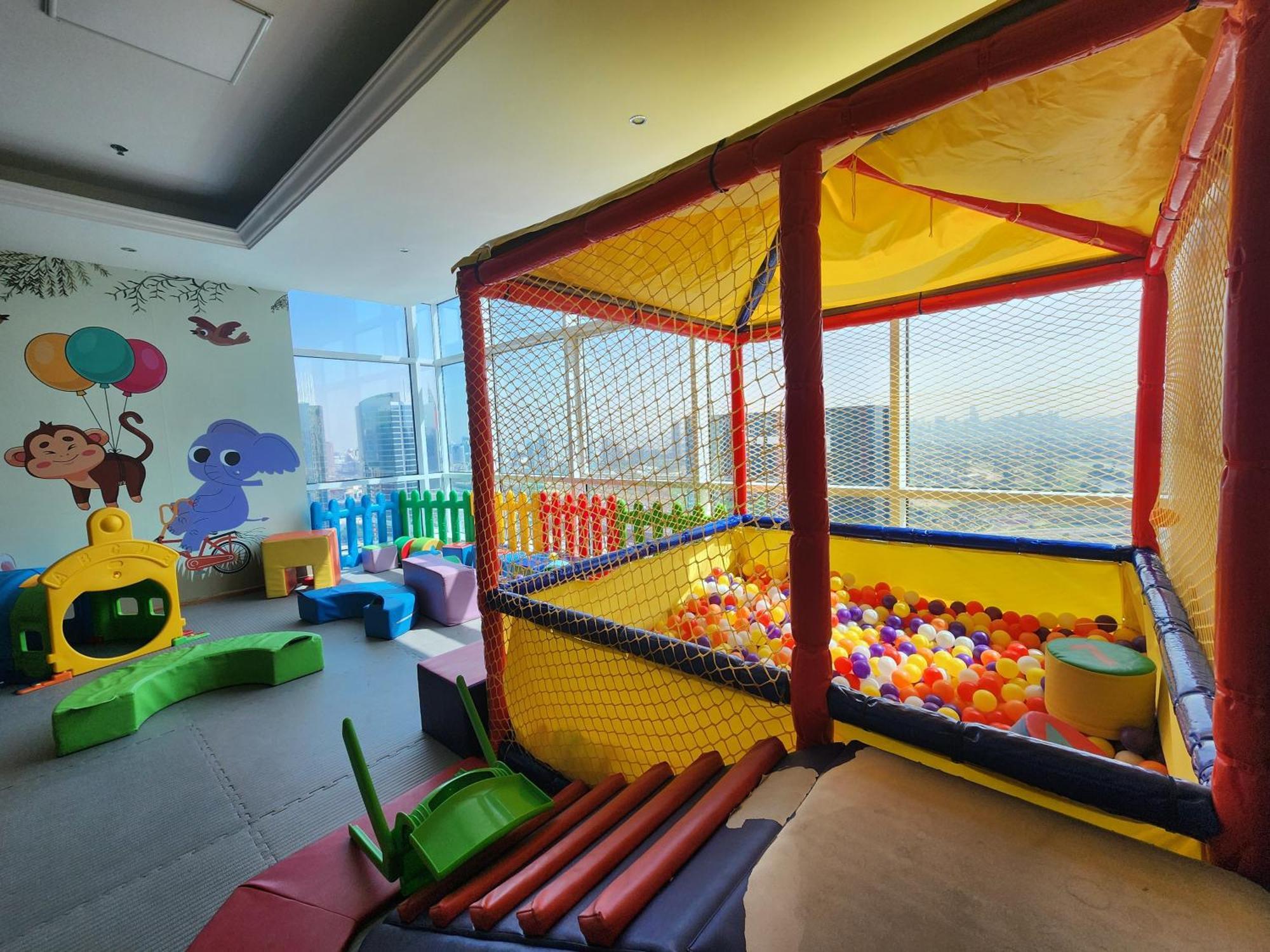Apartment Chateau Chill, High-rise Marina Escape