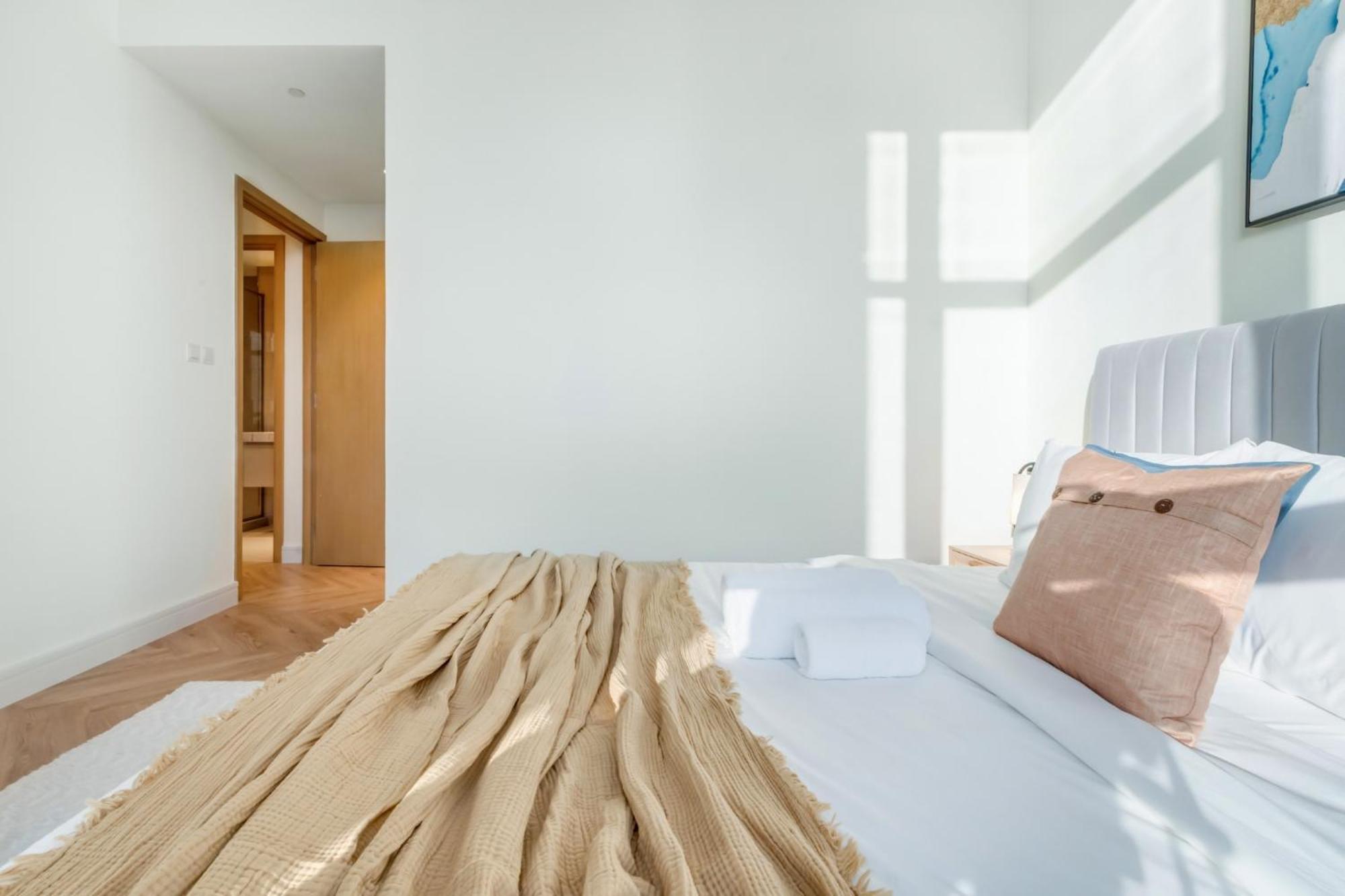 Apartment Sleek And Modern In Hills Dubai