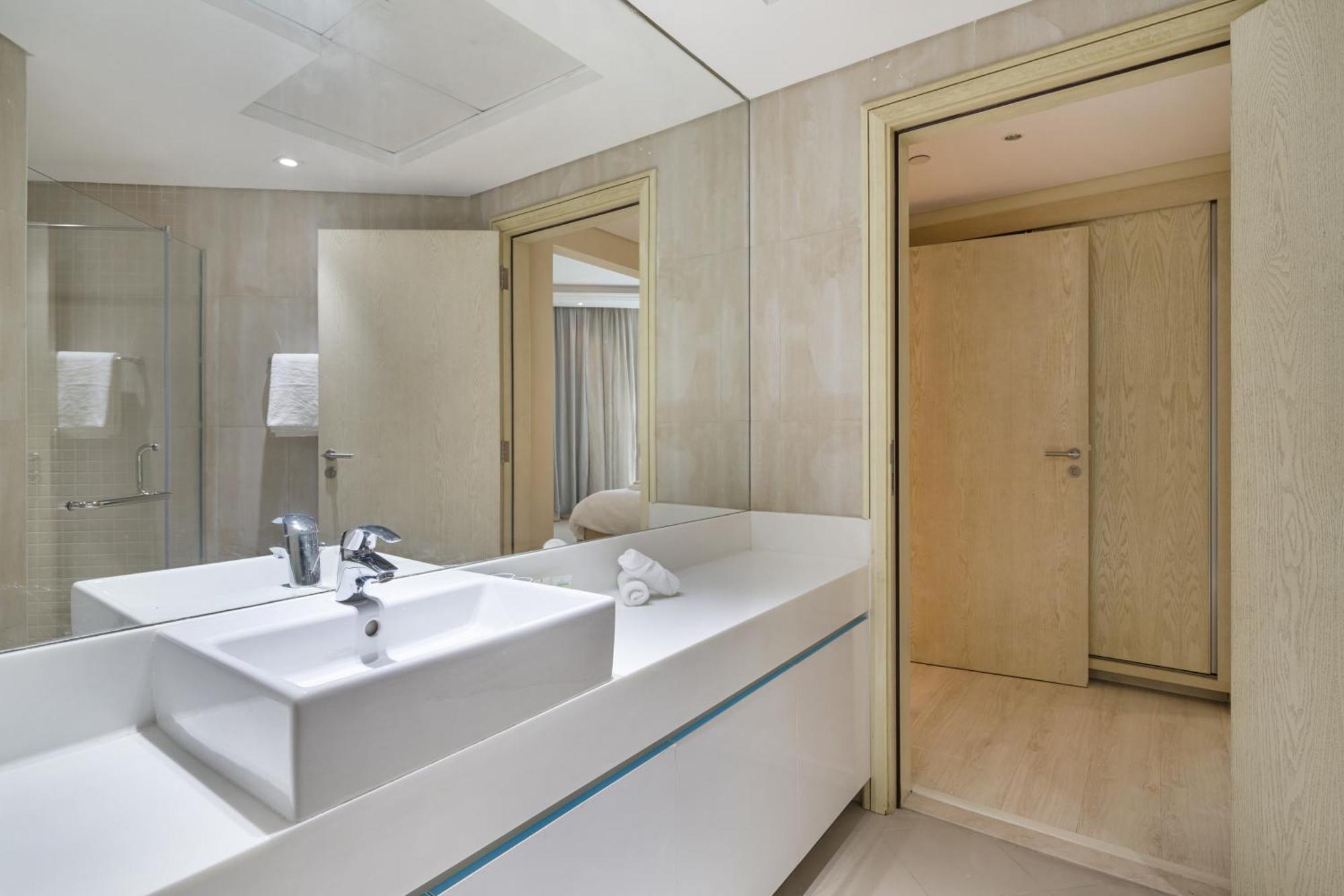 Access 4 Bedroom Jbr Apartment Dubai